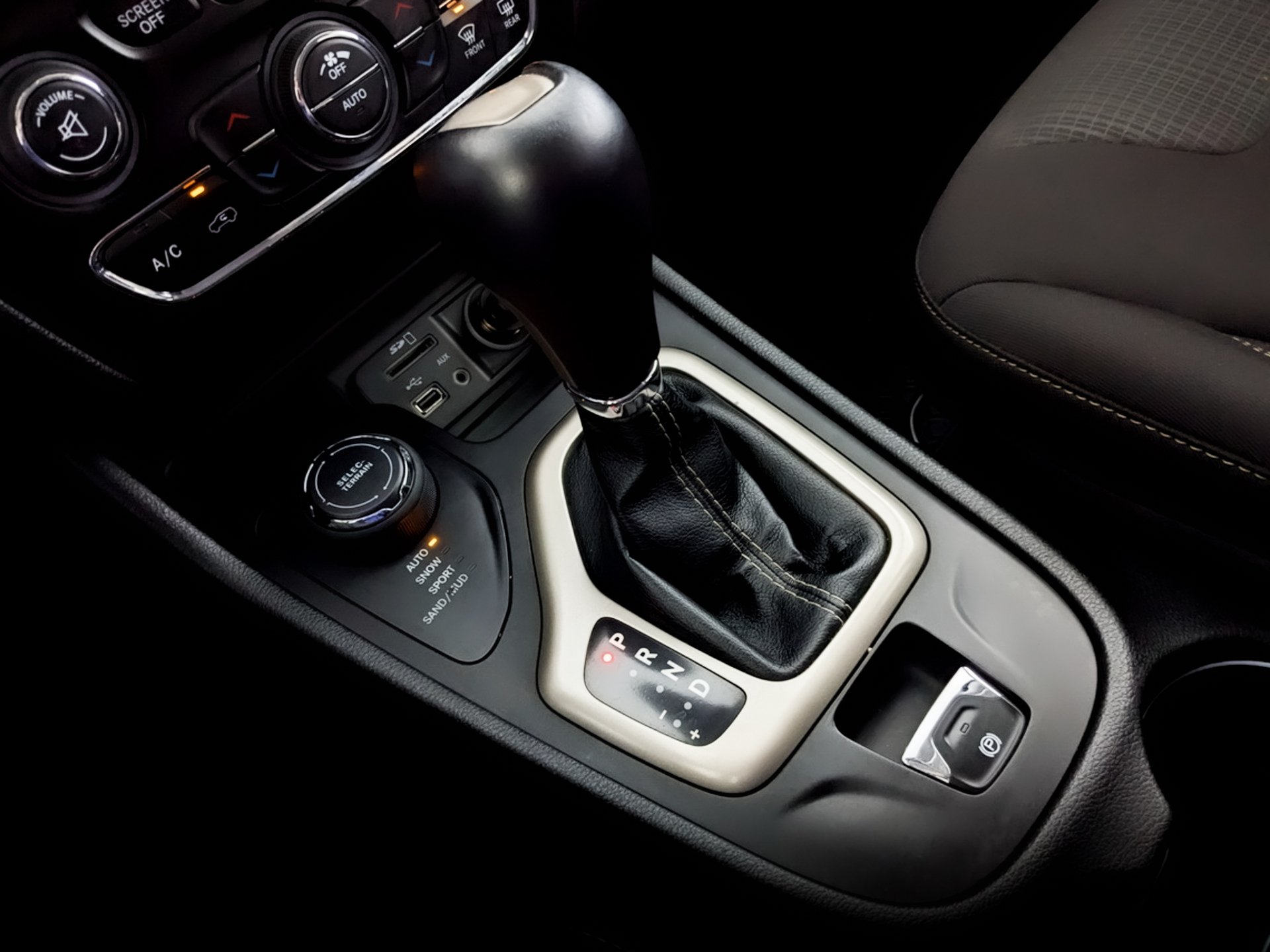 JEEP Cherokee 2.40 (177 л.с), автомат, 2014, пробег 71 060 км