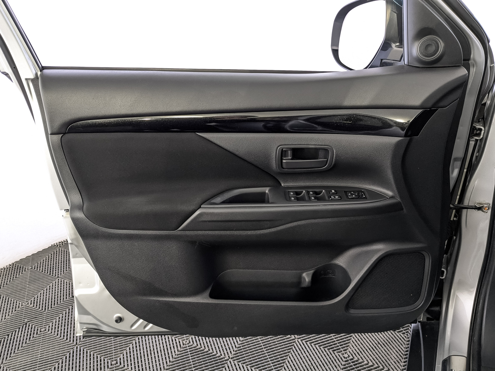 MITSUBISHI Outlander 2.00 (146 л.с), автомат, 2019, пробег 90 929 км