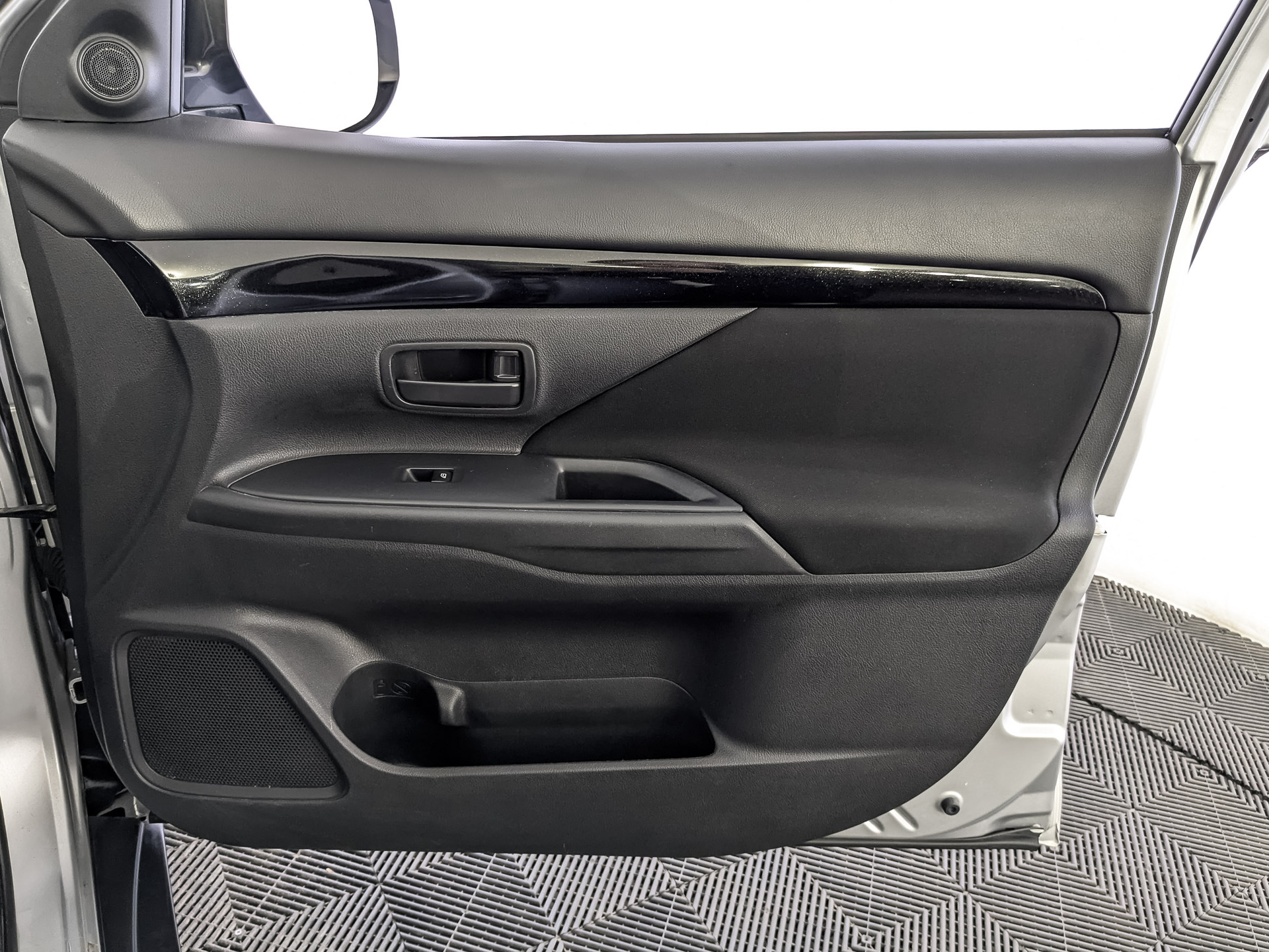 MITSUBISHI Outlander 2.00 (146 л.с), автомат, 2019, пробег 90 929 км