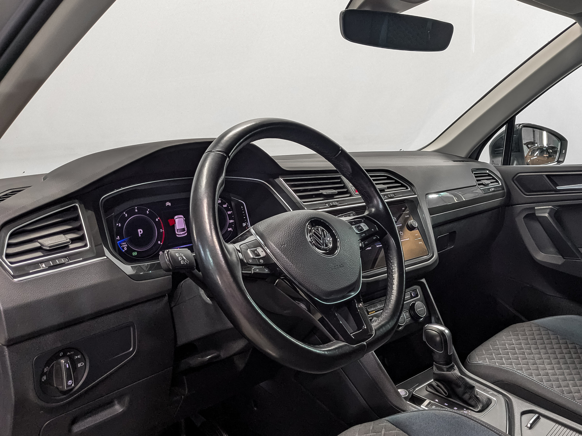VOLKSWAGEN Tiguan 1.40 (150 л.с), автомат, 2020, пробег 102 774 км