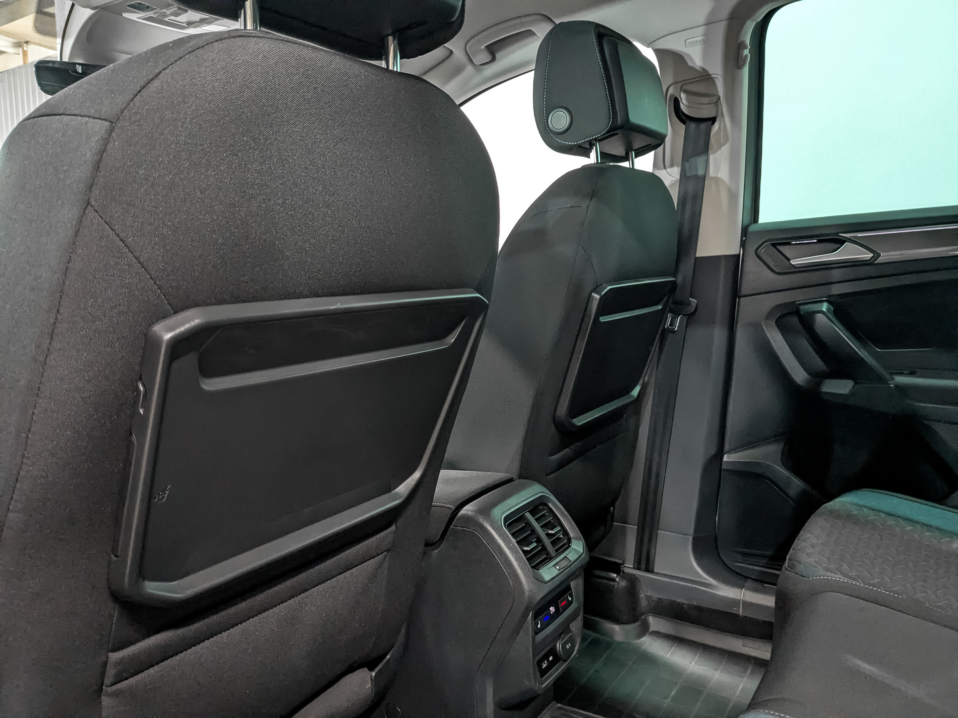 VOLKSWAGEN Tiguan 1.40 (150 л.с), автомат, 2020, пробег 102 774 км
