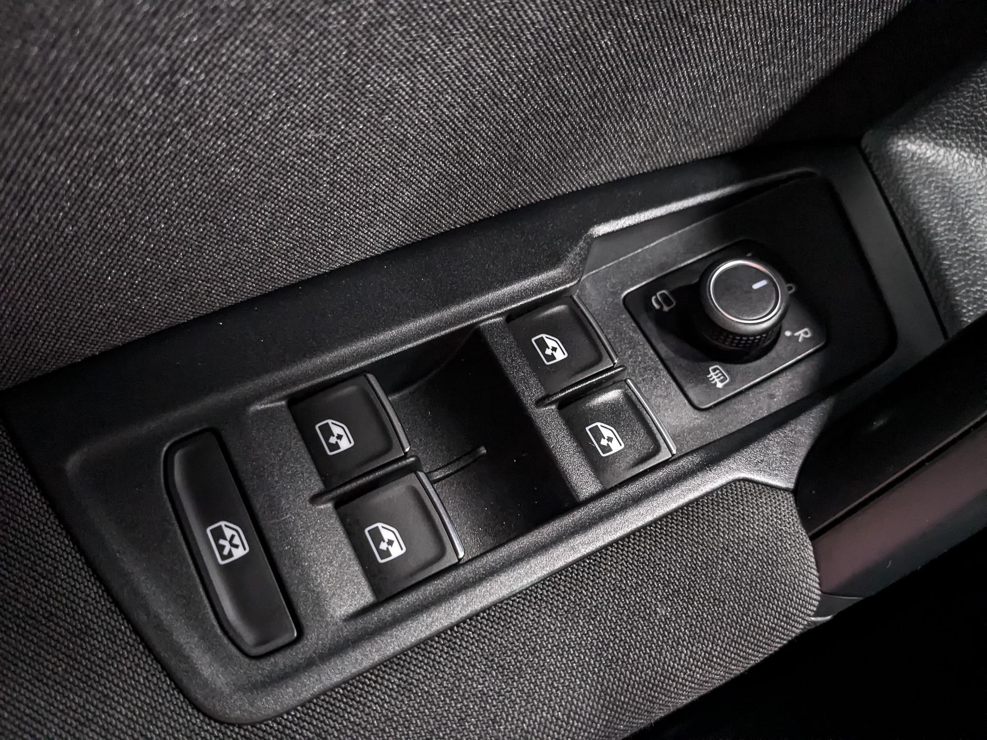 VOLKSWAGEN Tiguan 1.40 (150 л.с), автомат, 2020, пробег 102 774 км