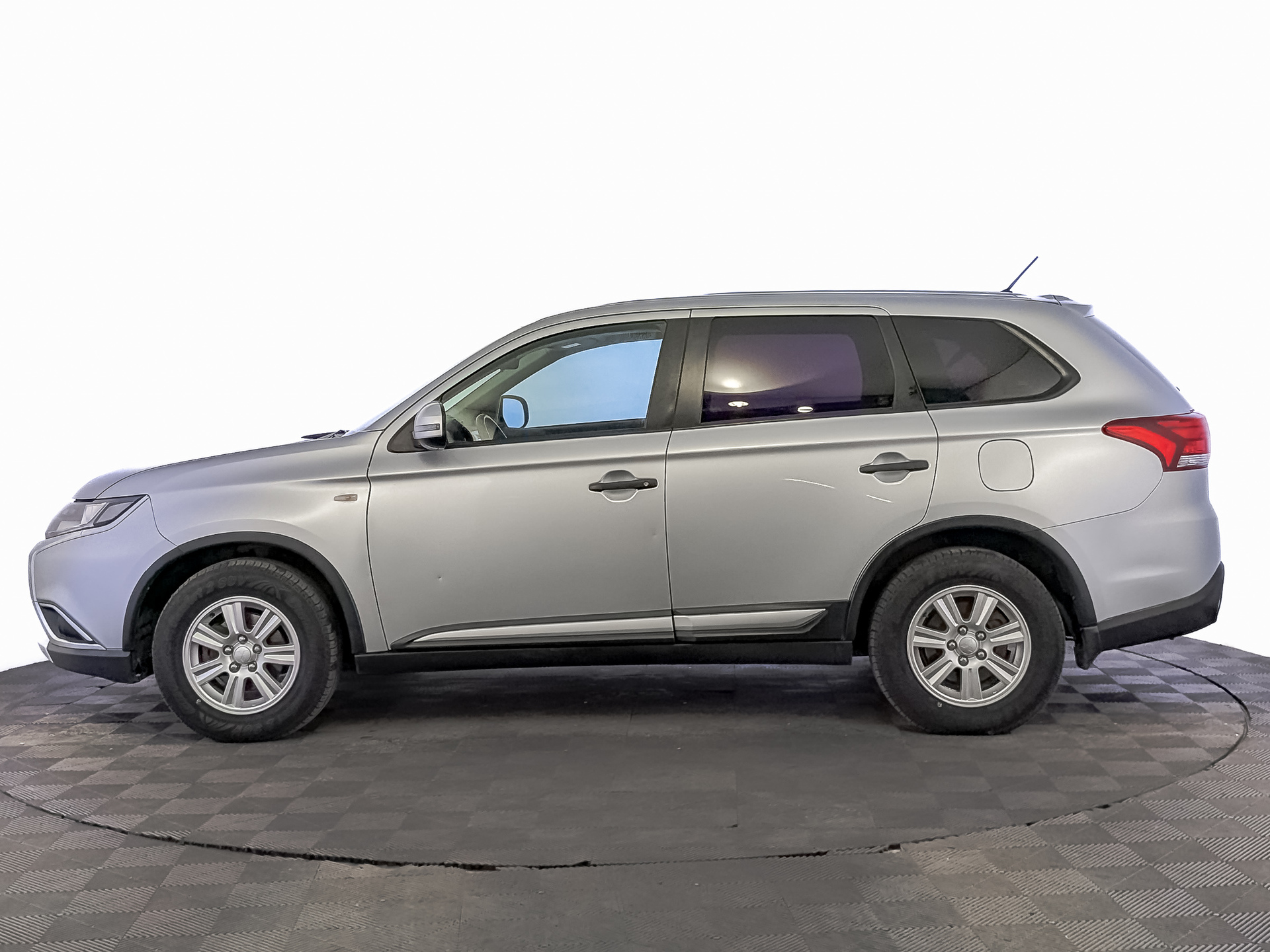 MITSUBISHI Outlander 2.00 (146 л.с), автомат, 2015, пробег 178 330 км