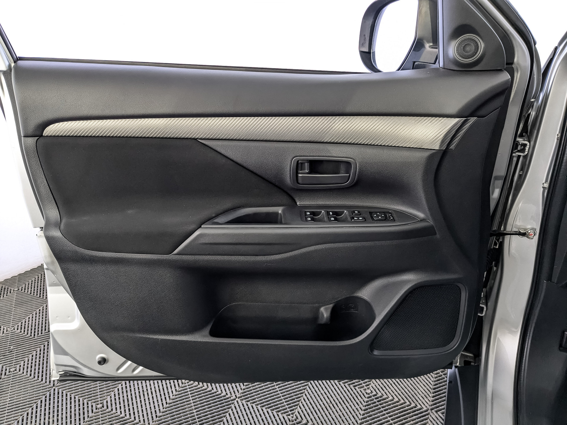 MITSUBISHI Outlander 2.00 (146 л.с), автомат, 2015, пробег 178 330 км