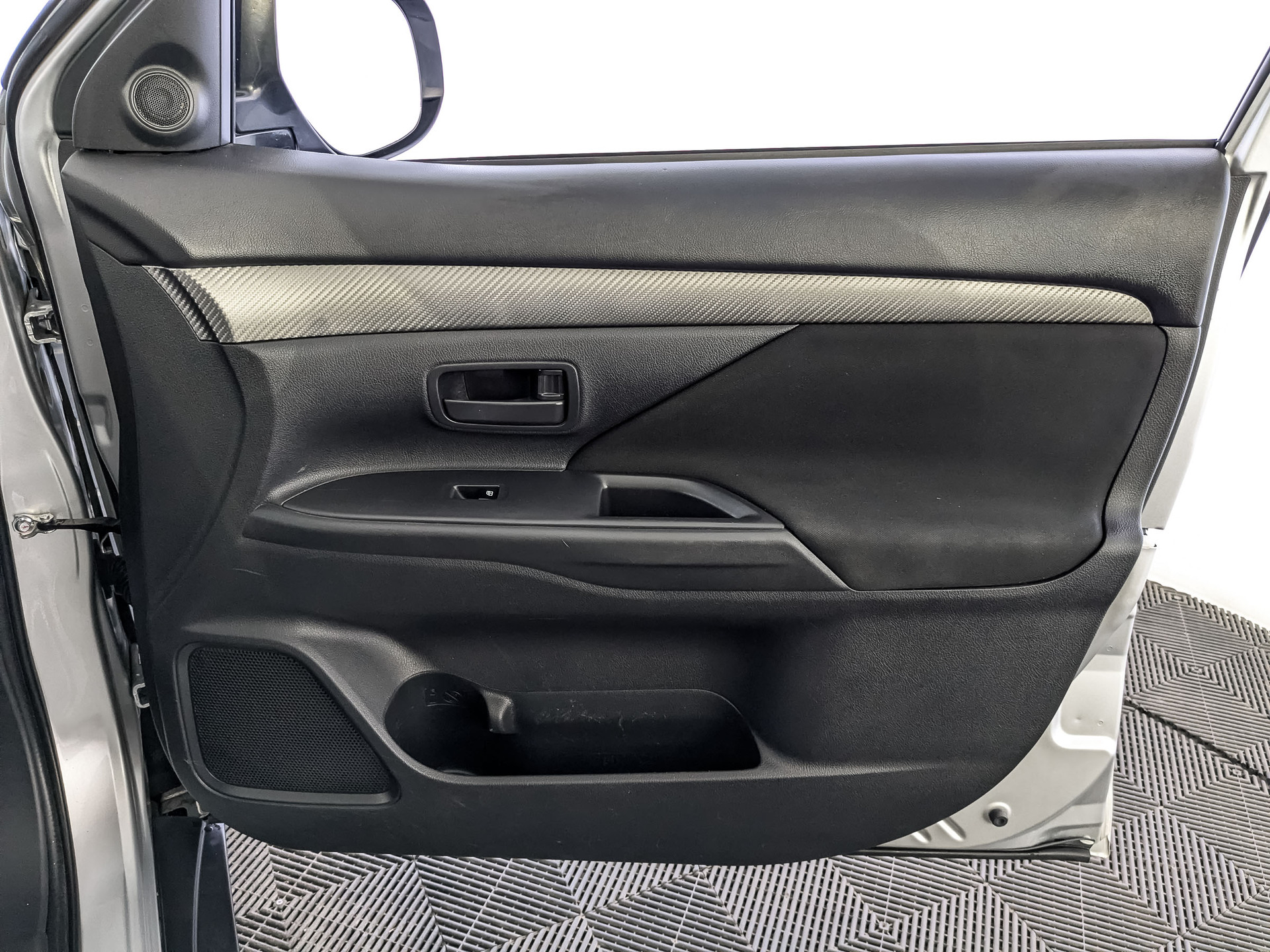 MITSUBISHI Outlander 2.00 (146 л.с), автомат, 2015, пробег 178 330 км