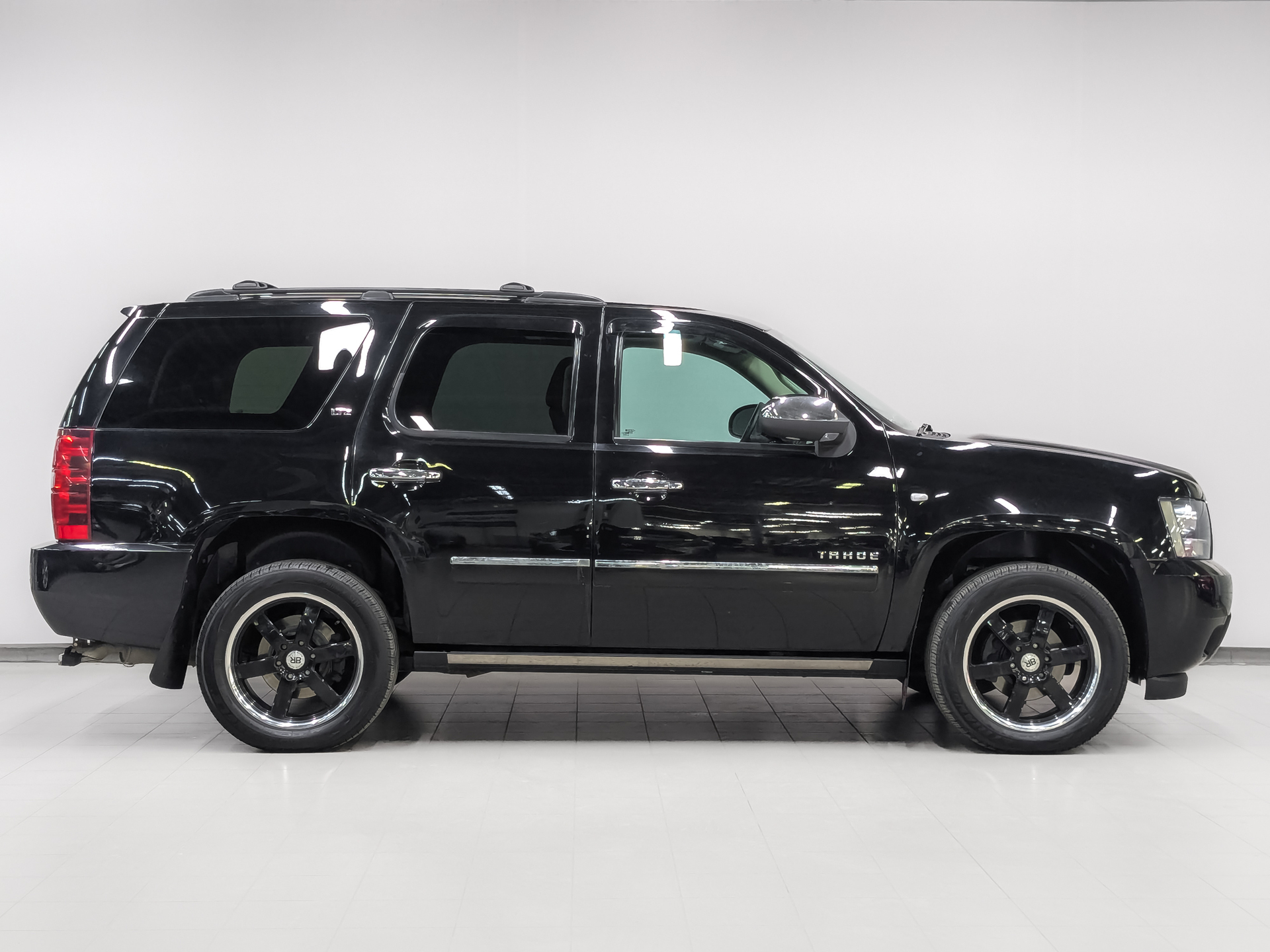 CHEVROLET Tahoe 5.30 (325 л.с), автомат, 2013, пробег 86 663 км