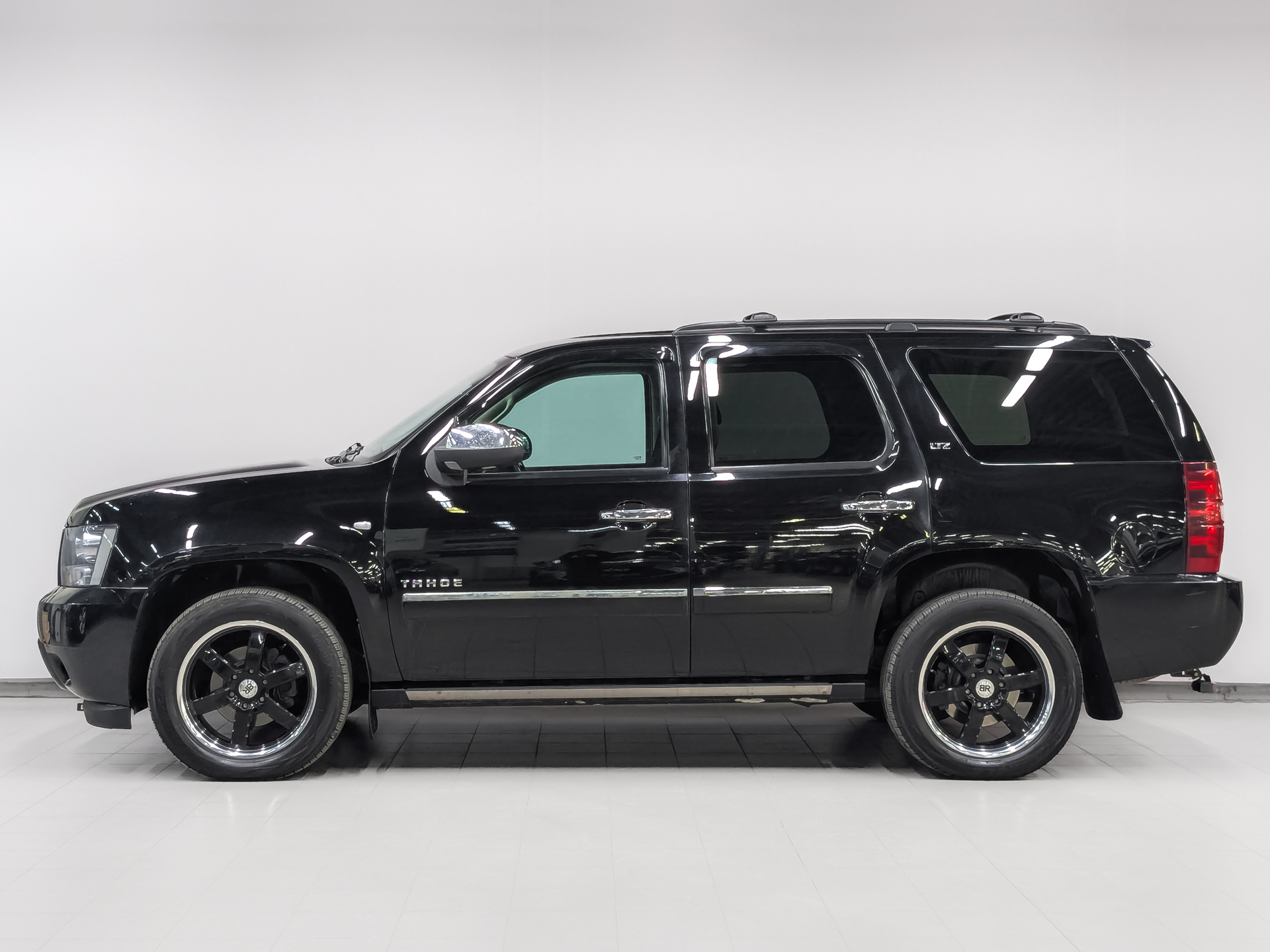 CHEVROLET Tahoe 5.30 (325 л.с), автомат, 2013, пробег 86 663 км