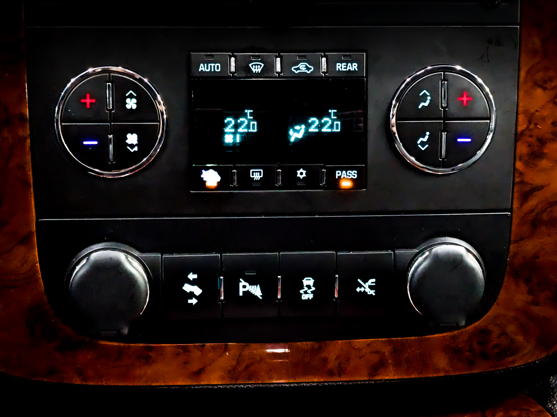 CHEVROLET Tahoe 5.30 (325 л.с), автомат, 2013, пробег 86 663 км