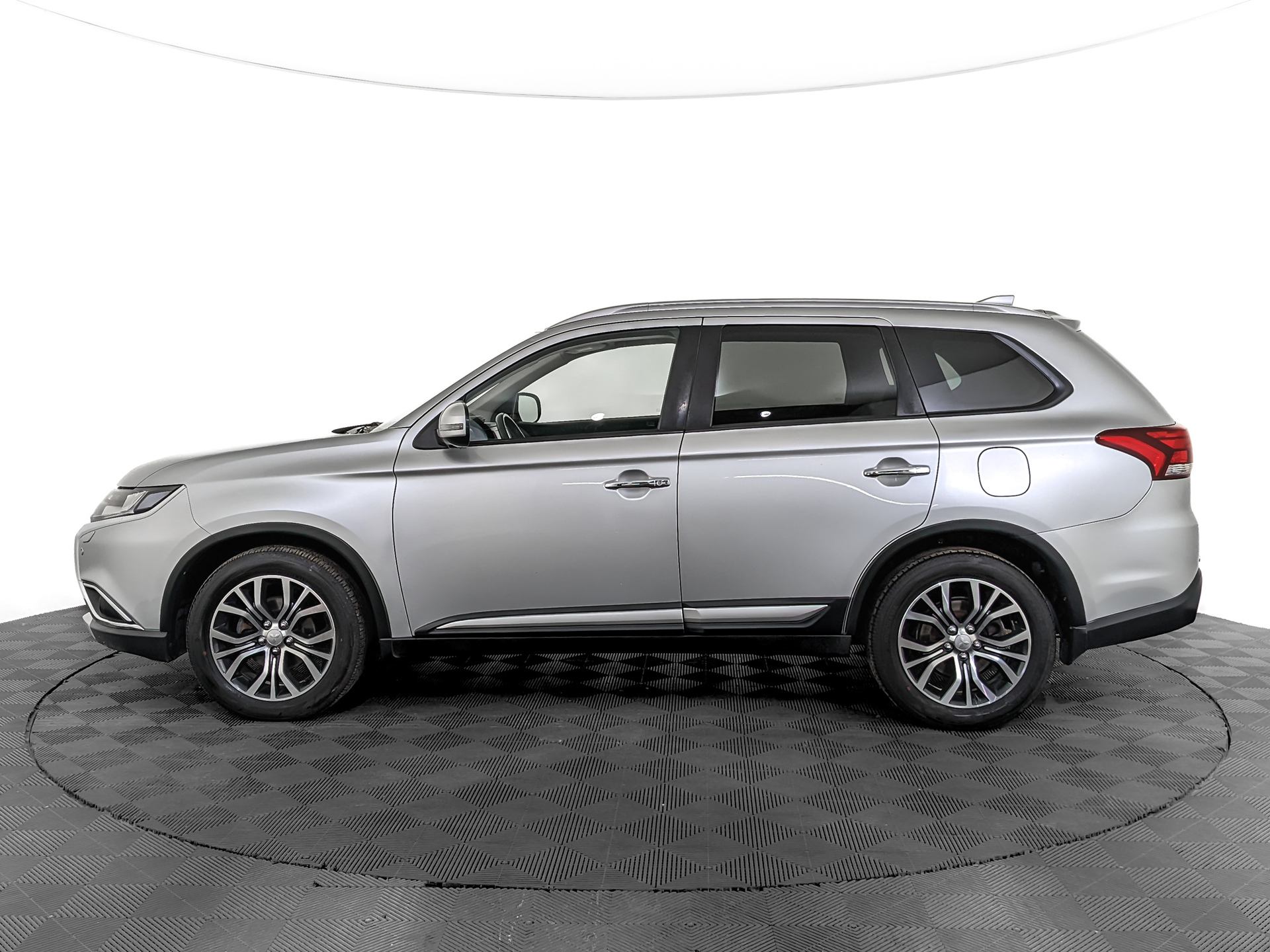 MITSUBISHI Outlander 2.40 (167 л.с), автомат, 2017, пробег 113 346 км