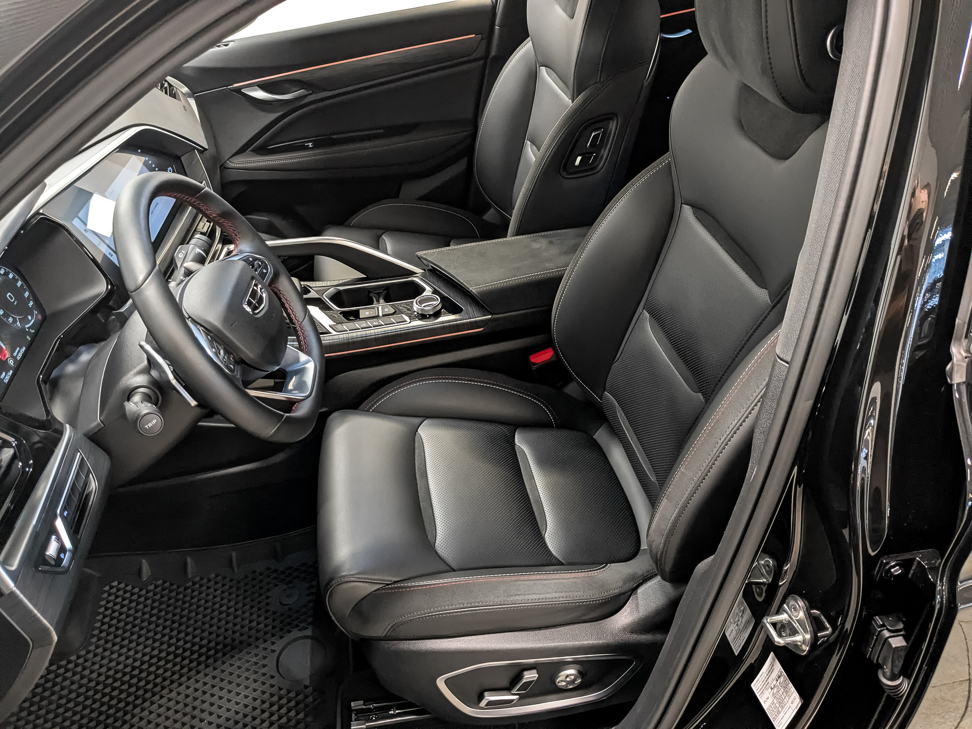 GEELY Tugella 2.00 (238 л.с), автомат, 2023, пробег 40 846 км