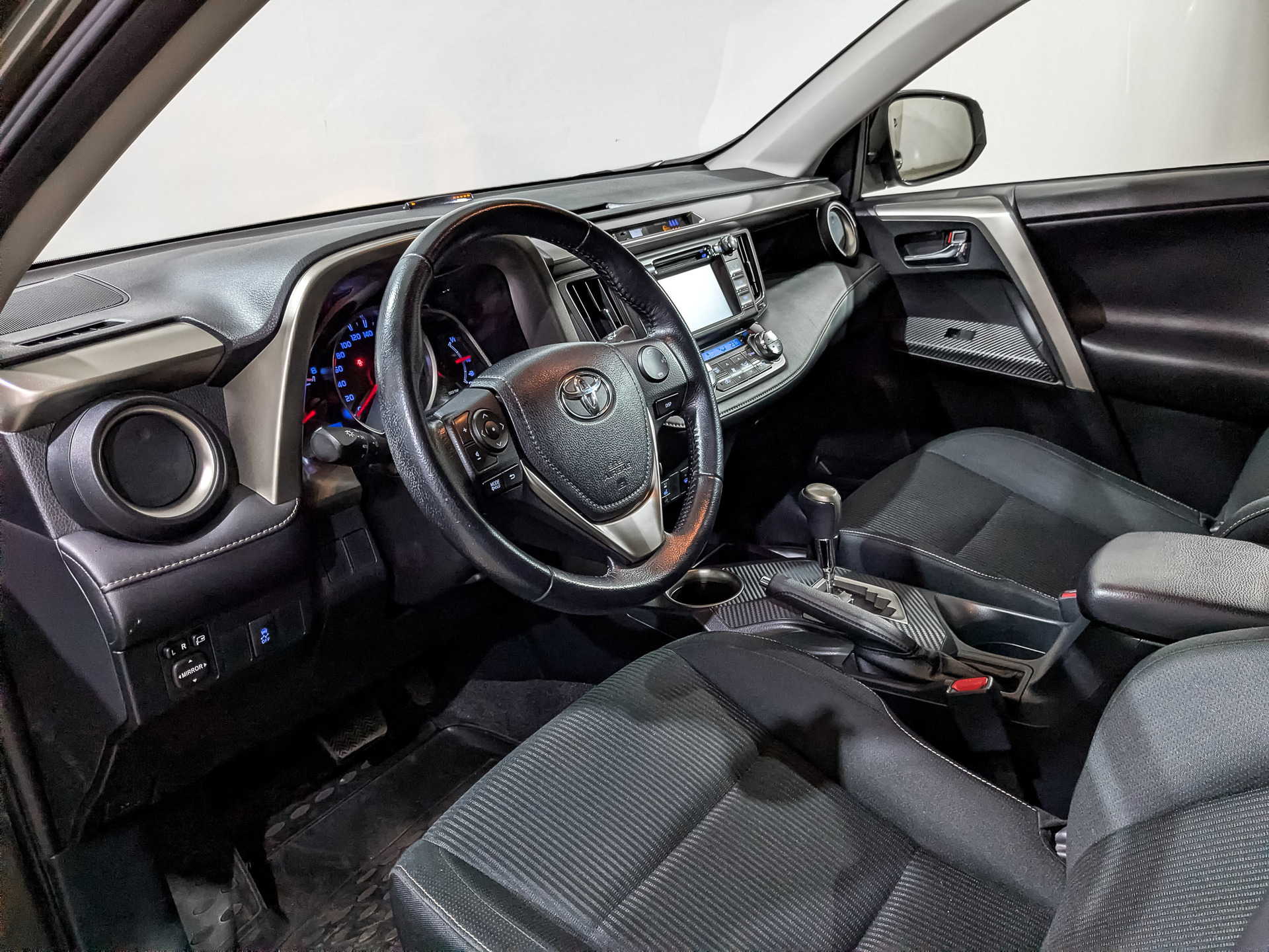 TOYOTA Rav-4 2.00 (146 л.с), автомат, 2015, пробег 85 916 км