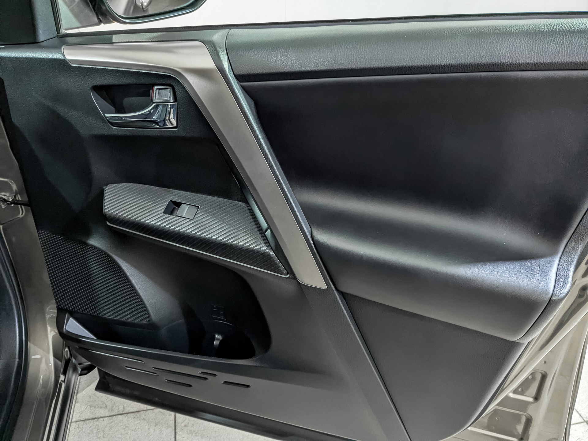 TOYOTA Rav-4 2.00 (146 л.с), автомат, 2015, пробег 85 916 км