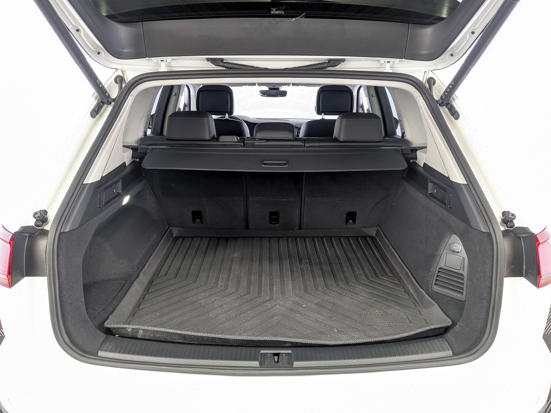 VOLKSWAGEN Touareg 3.00 (231 л.с), автомат, 2021, пробег 49 441 км