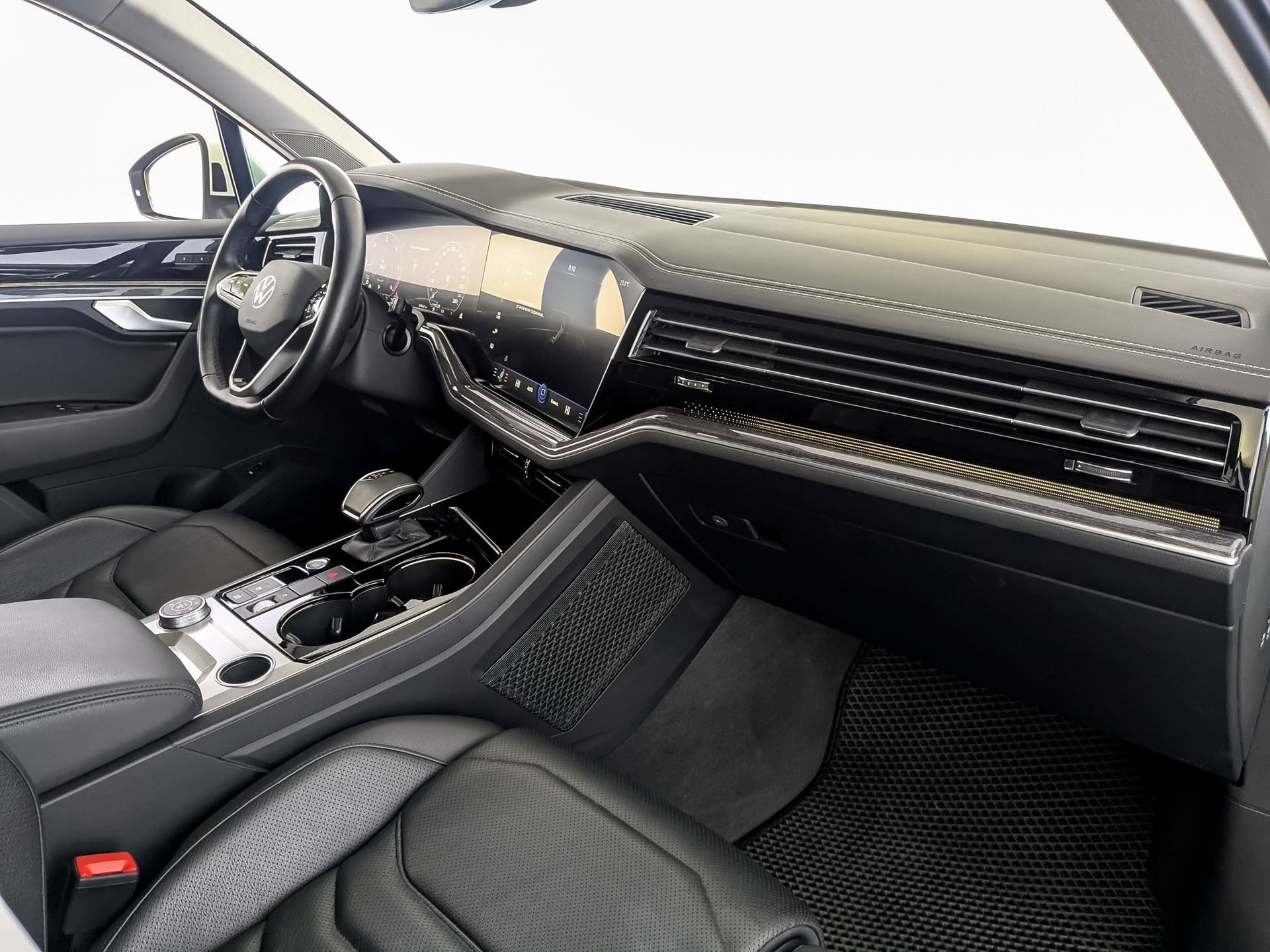 VOLKSWAGEN Touareg 3.00 (231 л.с), автомат, 2021, пробег 49 441 км