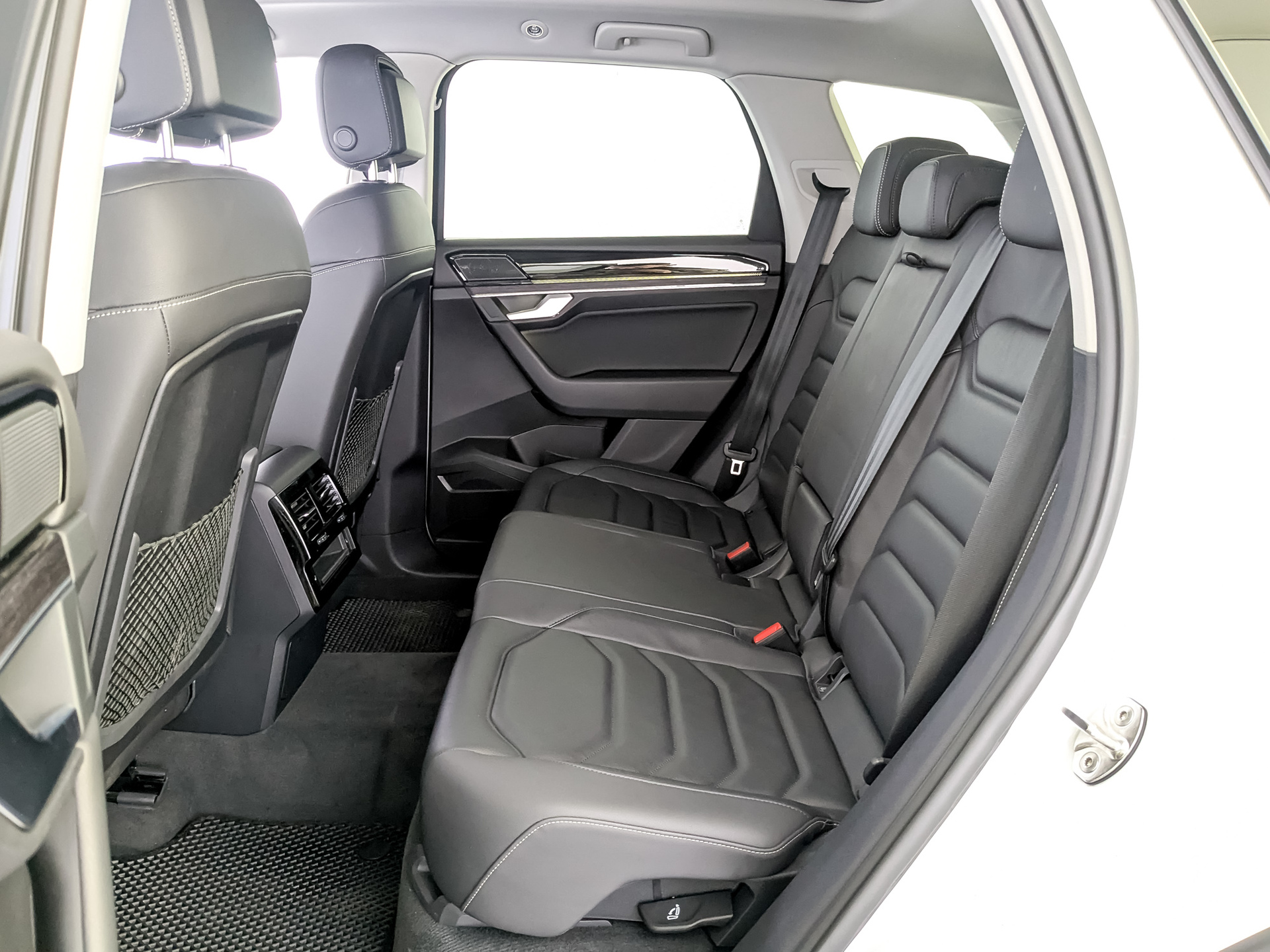VOLKSWAGEN Touareg 3.00 (231 л.с), автомат, 2021, пробег 49 441 км