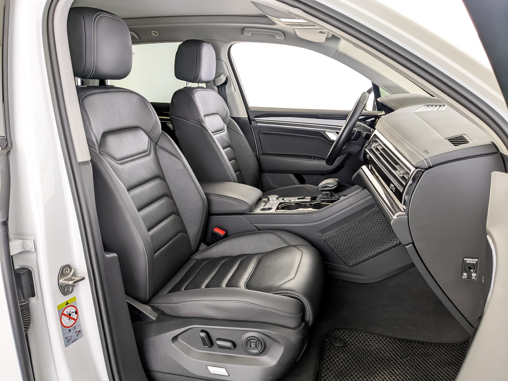 VOLKSWAGEN Touareg 3.00 (231 л.с), автомат, 2021, пробег 49 441 км