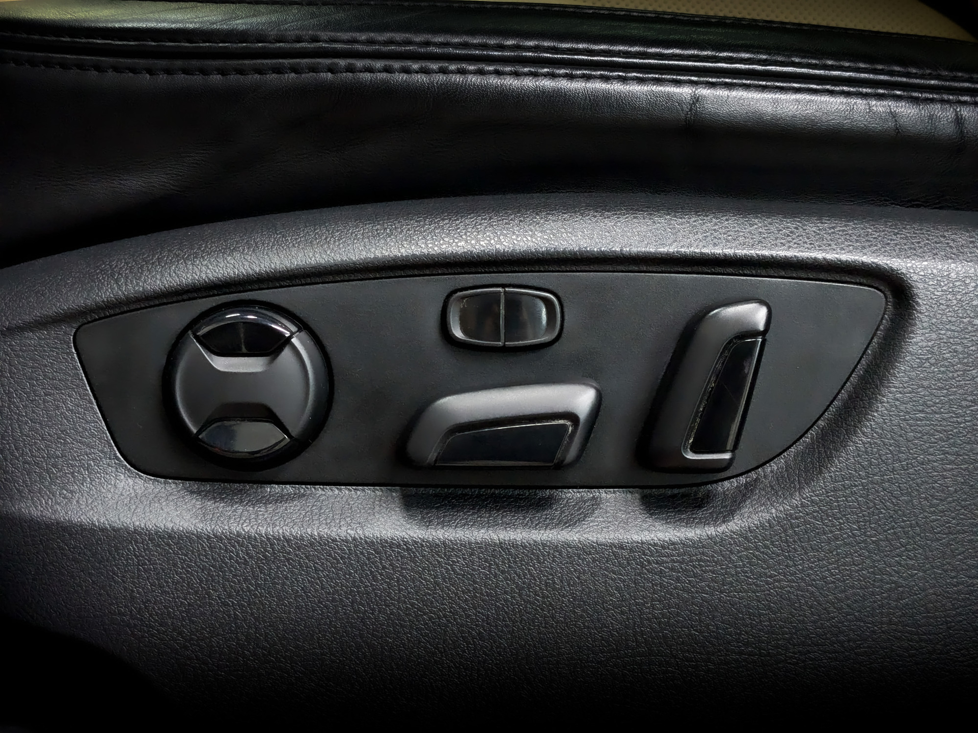 VOLKSWAGEN Touareg 4.20 (340 л.с), автомат, 2012, пробег 135 005 км
