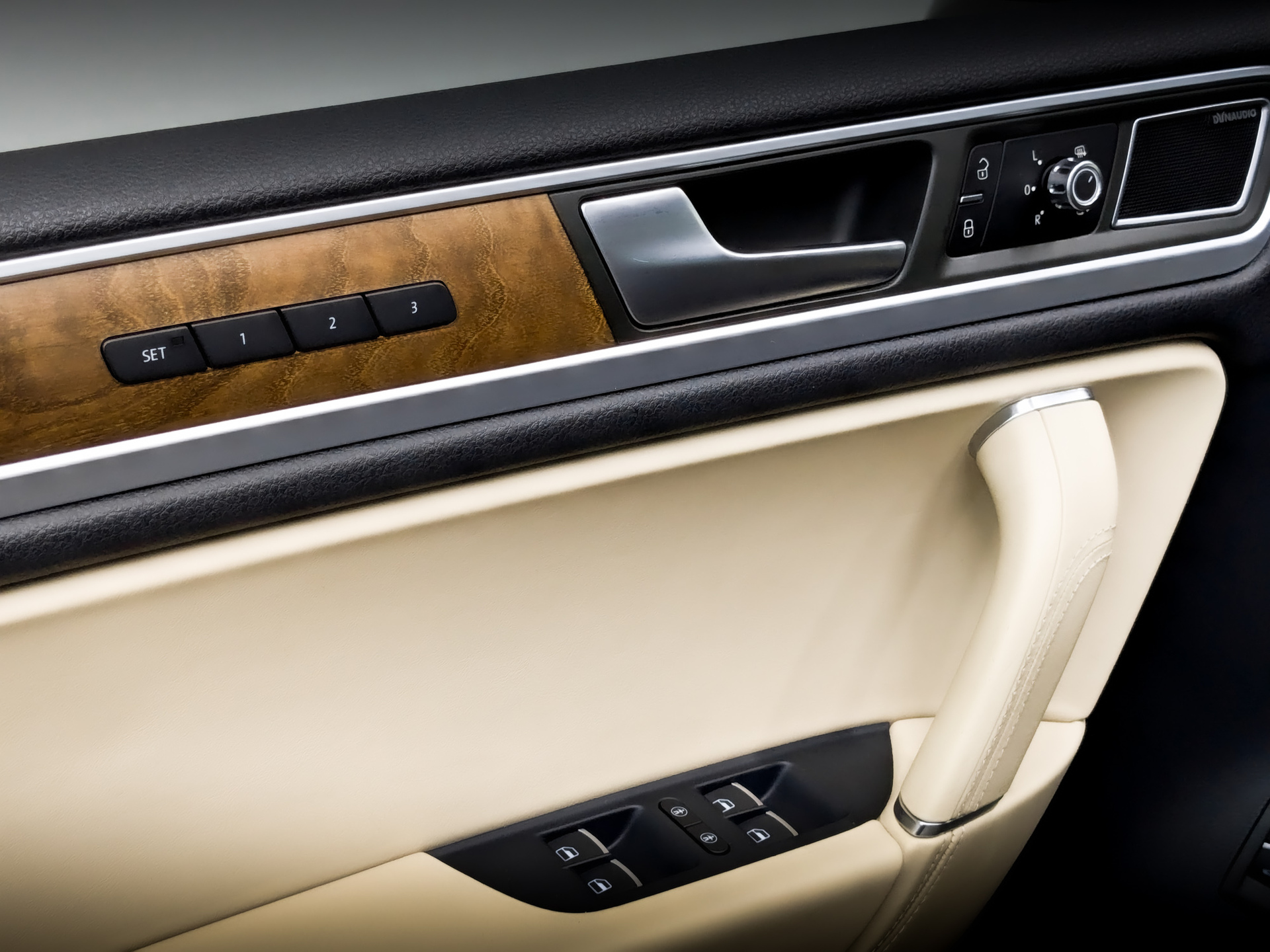 VOLKSWAGEN Touareg 4.20 (340 л.с), автомат, 2012, пробег 135 005 км