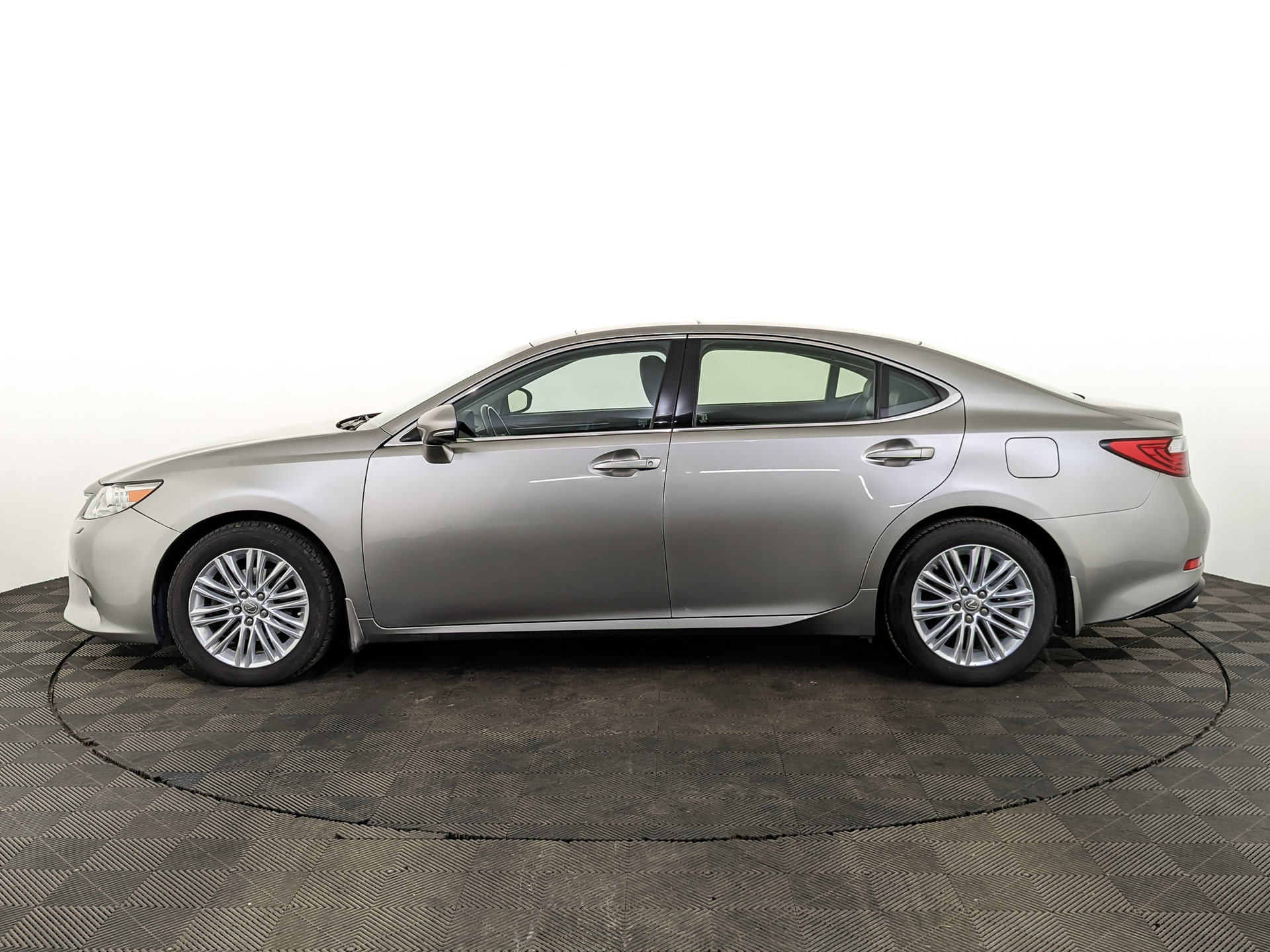 LEXUS ES 2.50 (184 л.с), автомат, 2015, пробег 100 023 км