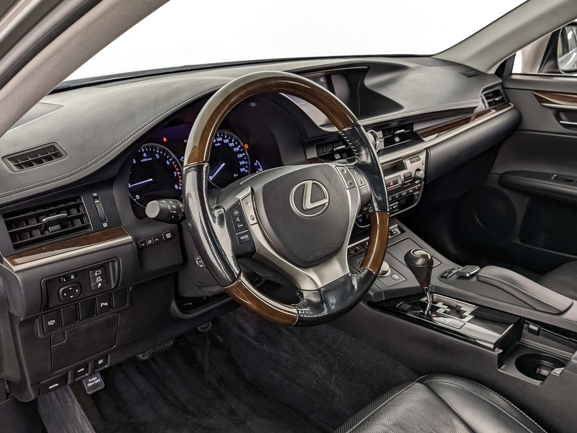 LEXUS ES 2.50 (184 л.с), автомат, 2015, пробег 100 023 км
