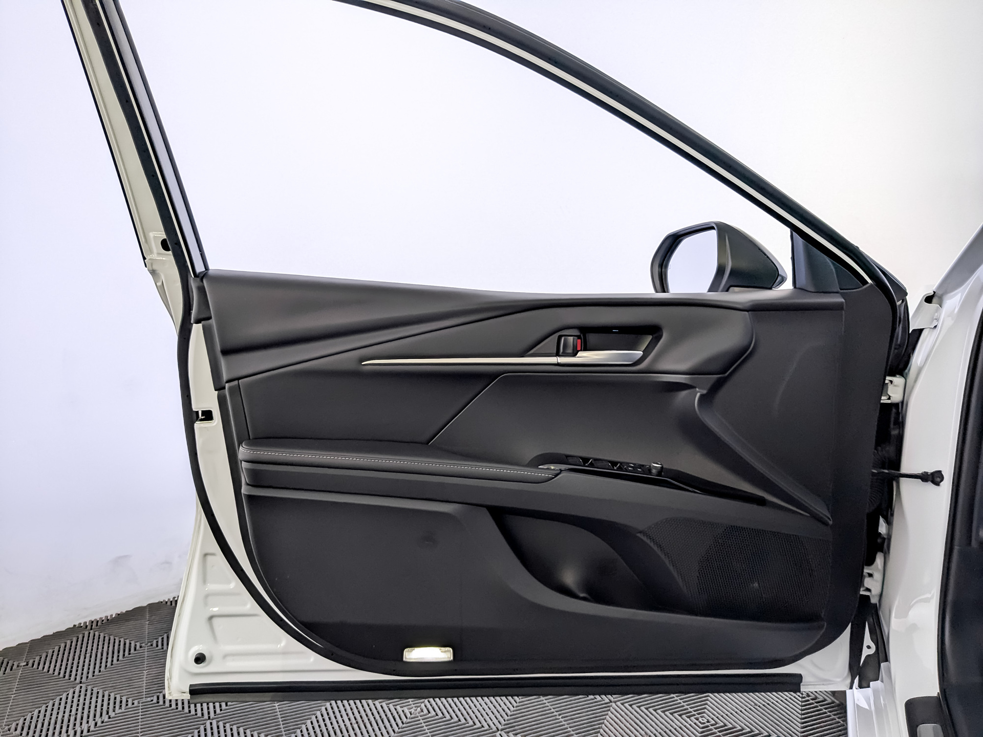 TOYOTA Camry 2.00 (173 л.с), автомат, 2024, пробег 12 589 км