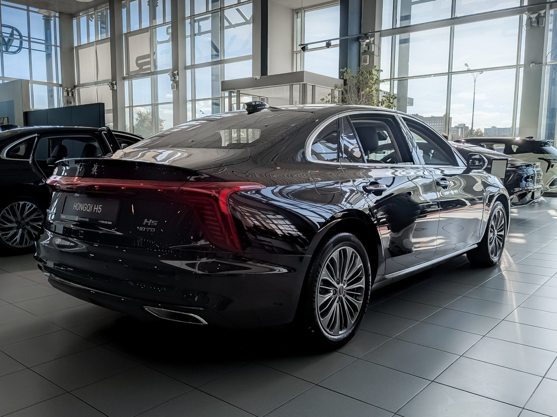 Фото Hongqi H5 Делюкс 2.0T/224 8AT 4D
