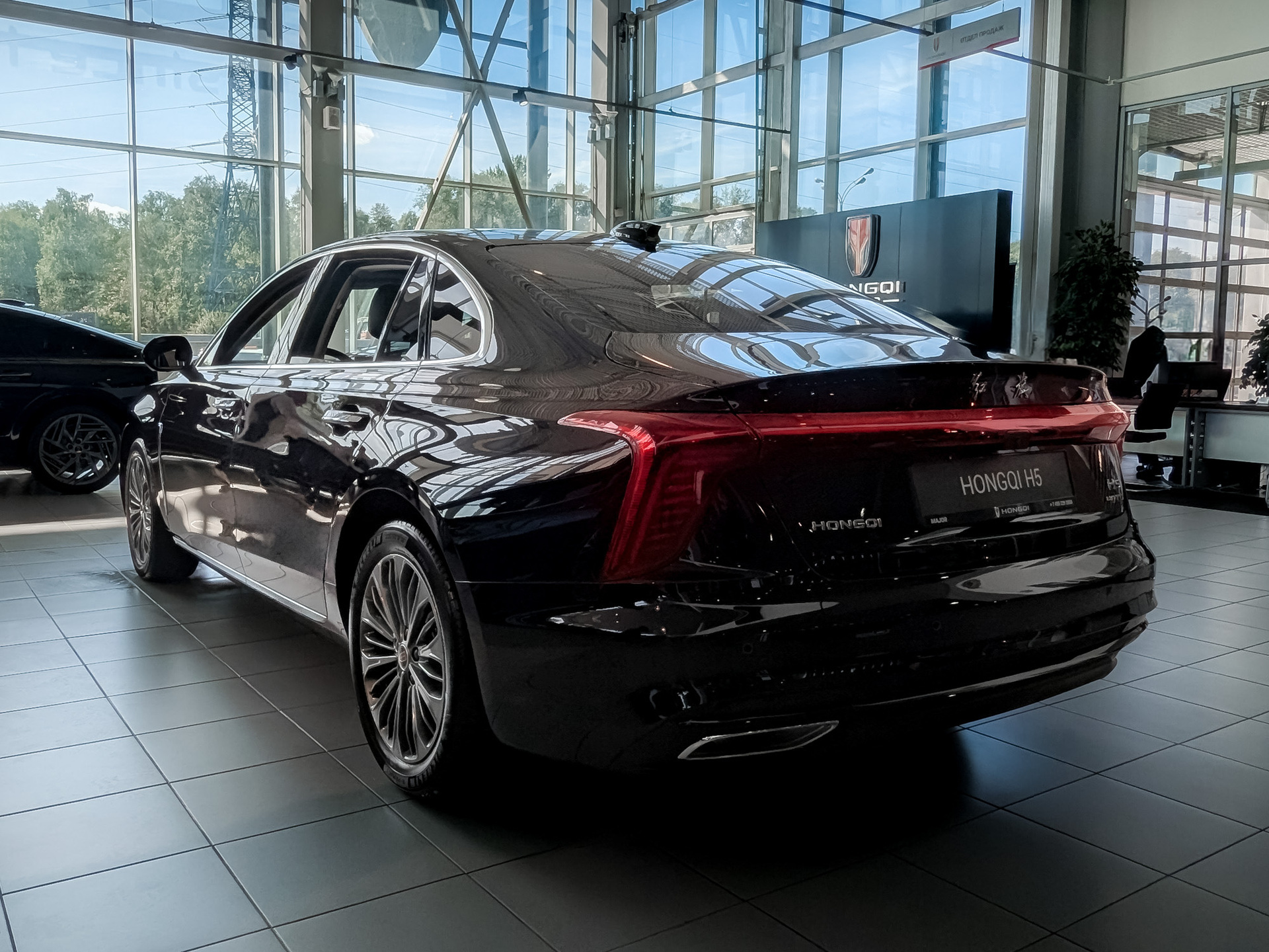 Фото Hongqi H5 Делюкс 2.0T/224 8AT 4D
