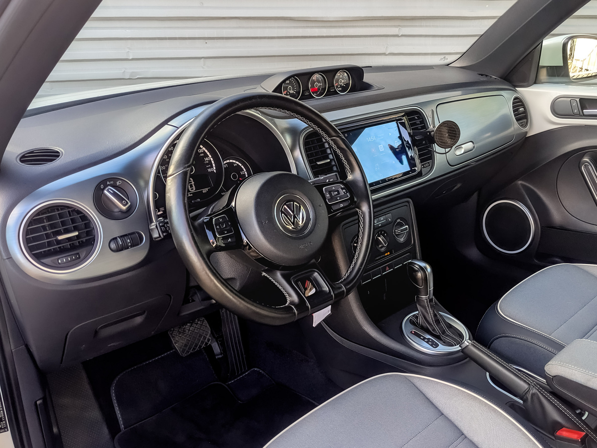 VOLKSWAGEN Beetle 1.80 (170 л.с), автомат, 2016, пробег 153 433 км