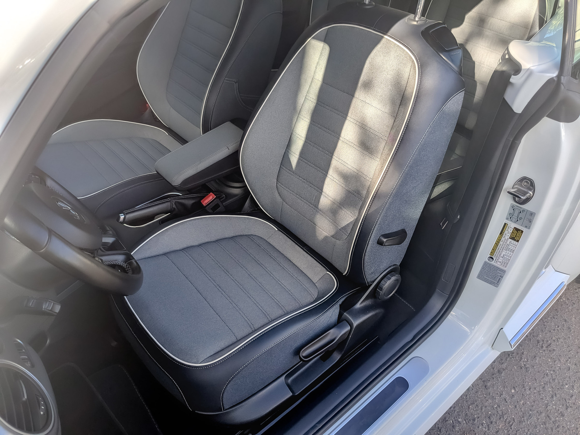 VOLKSWAGEN Beetle 1.80 (170 л.с), автомат, 2016, пробег 153 433 км
