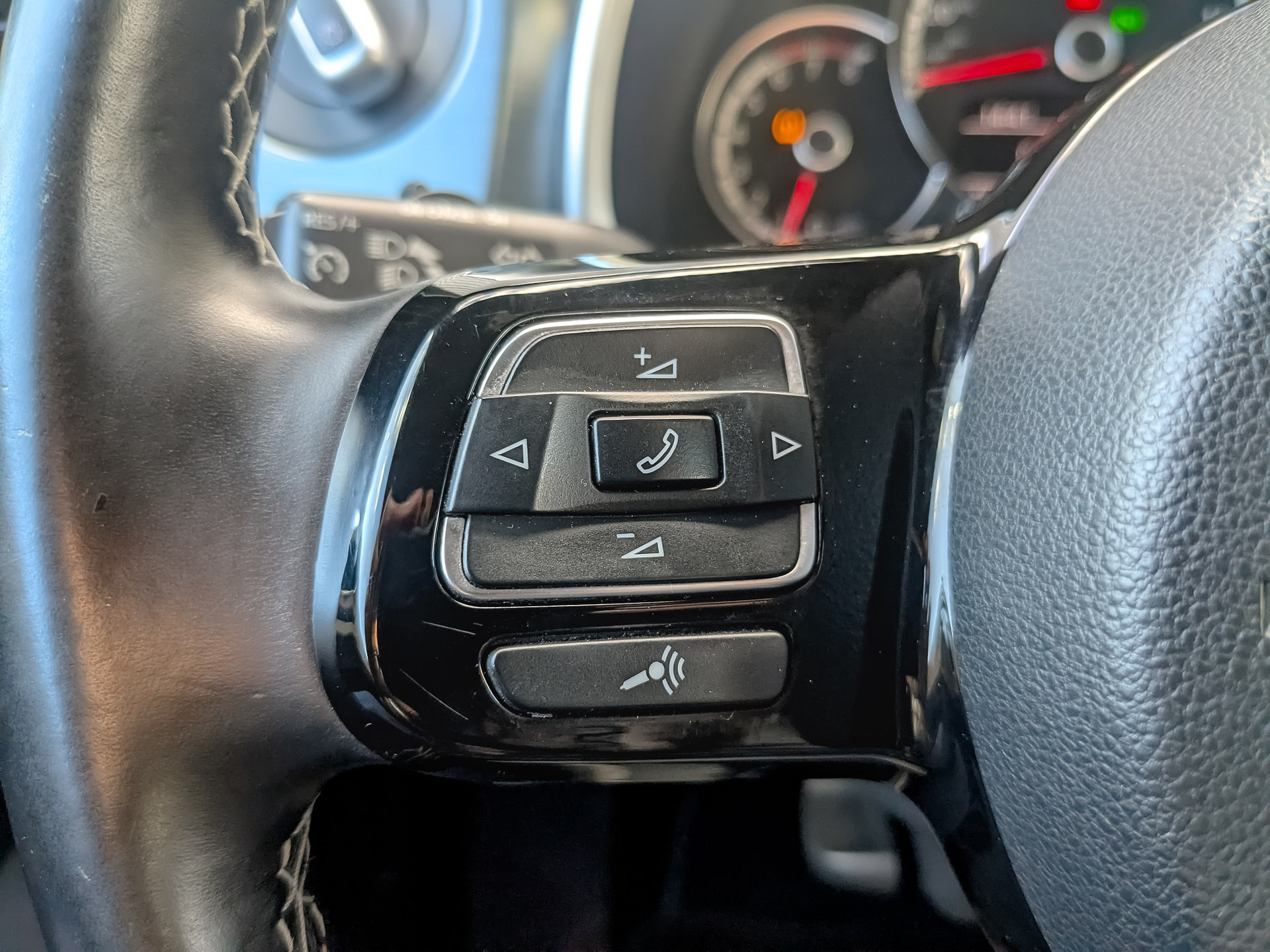 VOLKSWAGEN Beetle 1.80 (170 л.с), автомат, 2016, пробег 153 433 км