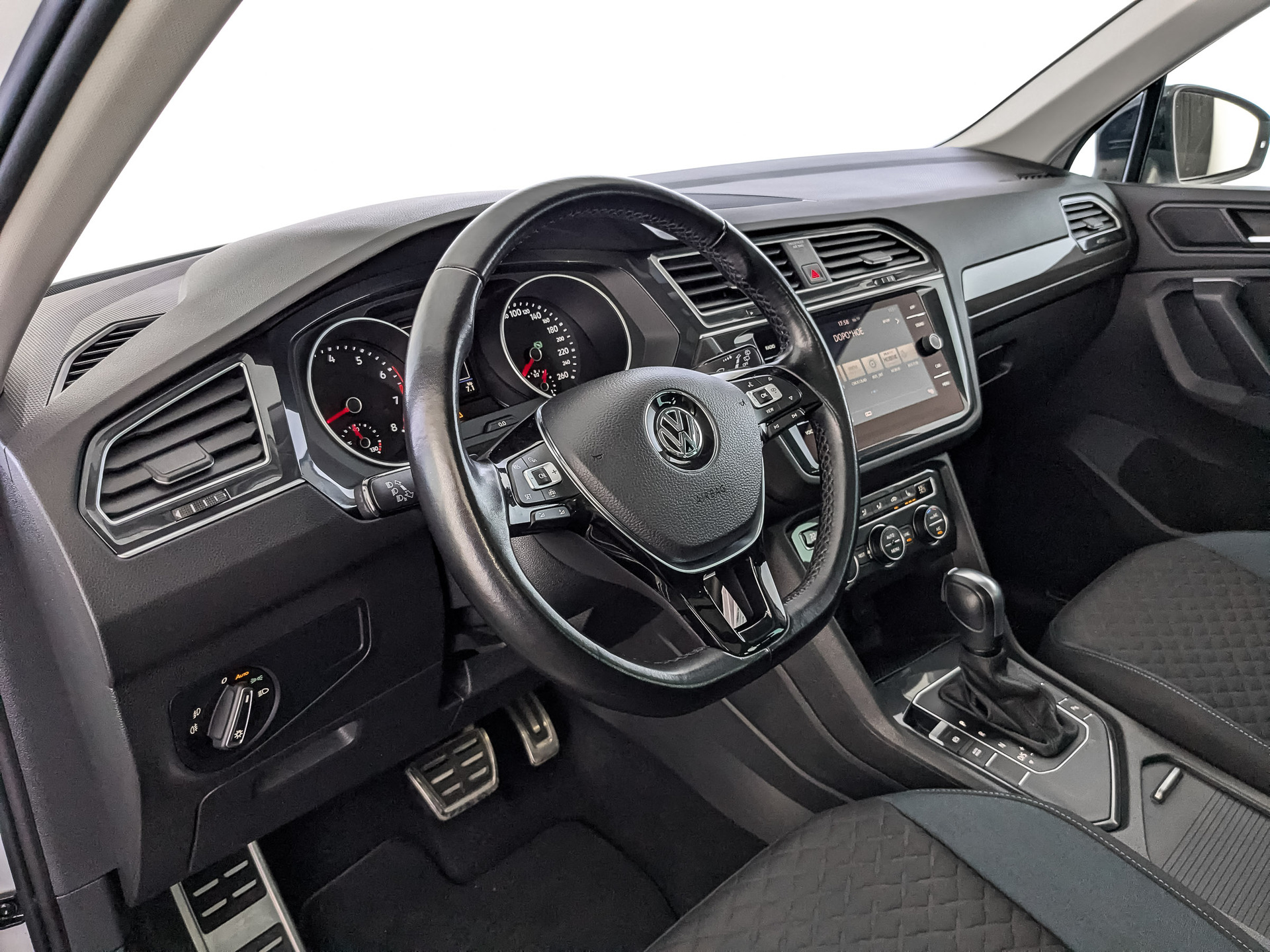 VOLKSWAGEN Tiguan 1.40 (150 л.с), автомат, 2020, пробег 54 391 км