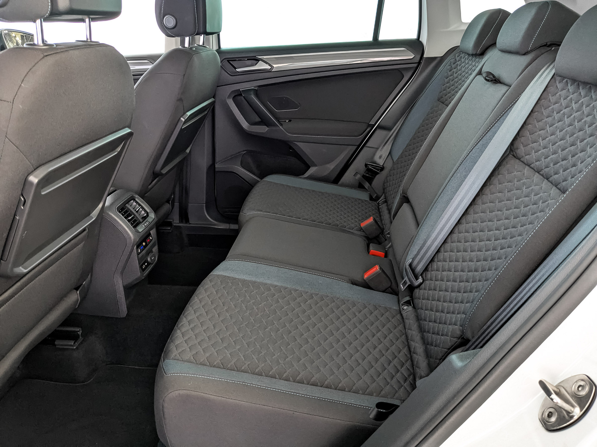 VOLKSWAGEN Tiguan 1.40 (150 л.с), автомат, 2020, пробег 54 391 км