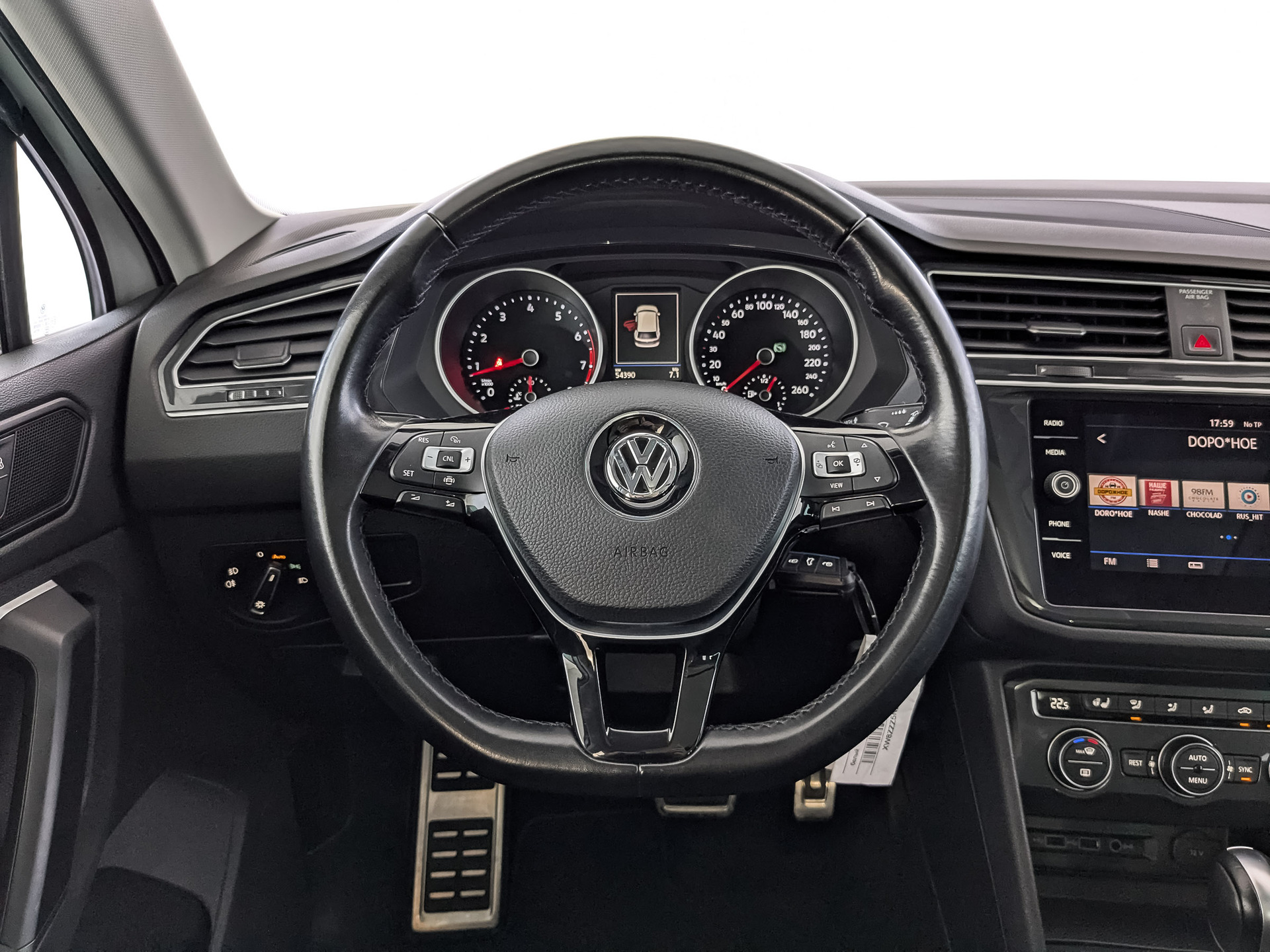 VOLKSWAGEN Tiguan 1.40 (150 л.с), автомат, 2020, пробег 54 391 км