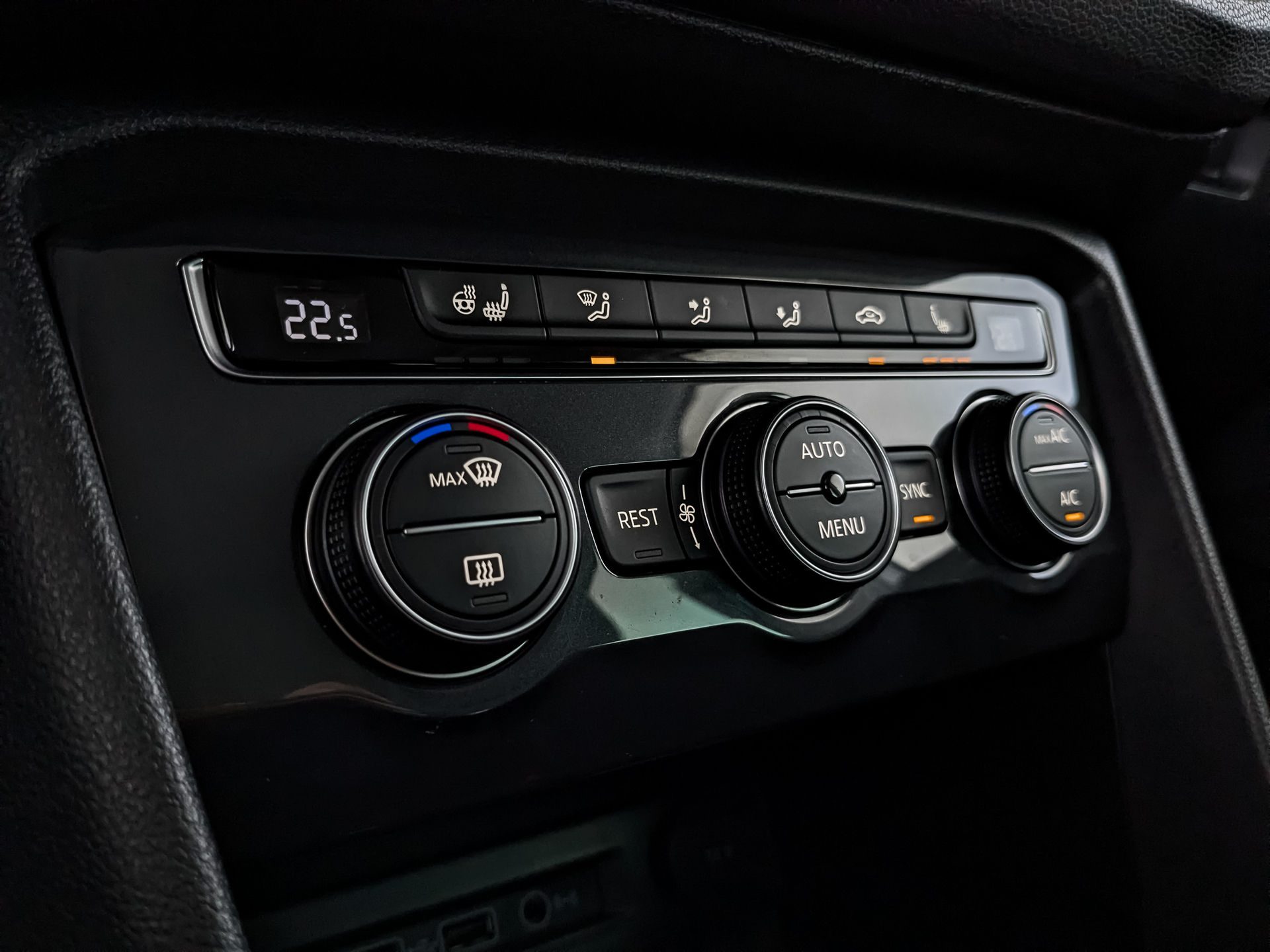 VOLKSWAGEN Tiguan 1.40 (150 л.с), автомат, 2020, пробег 54 391 км