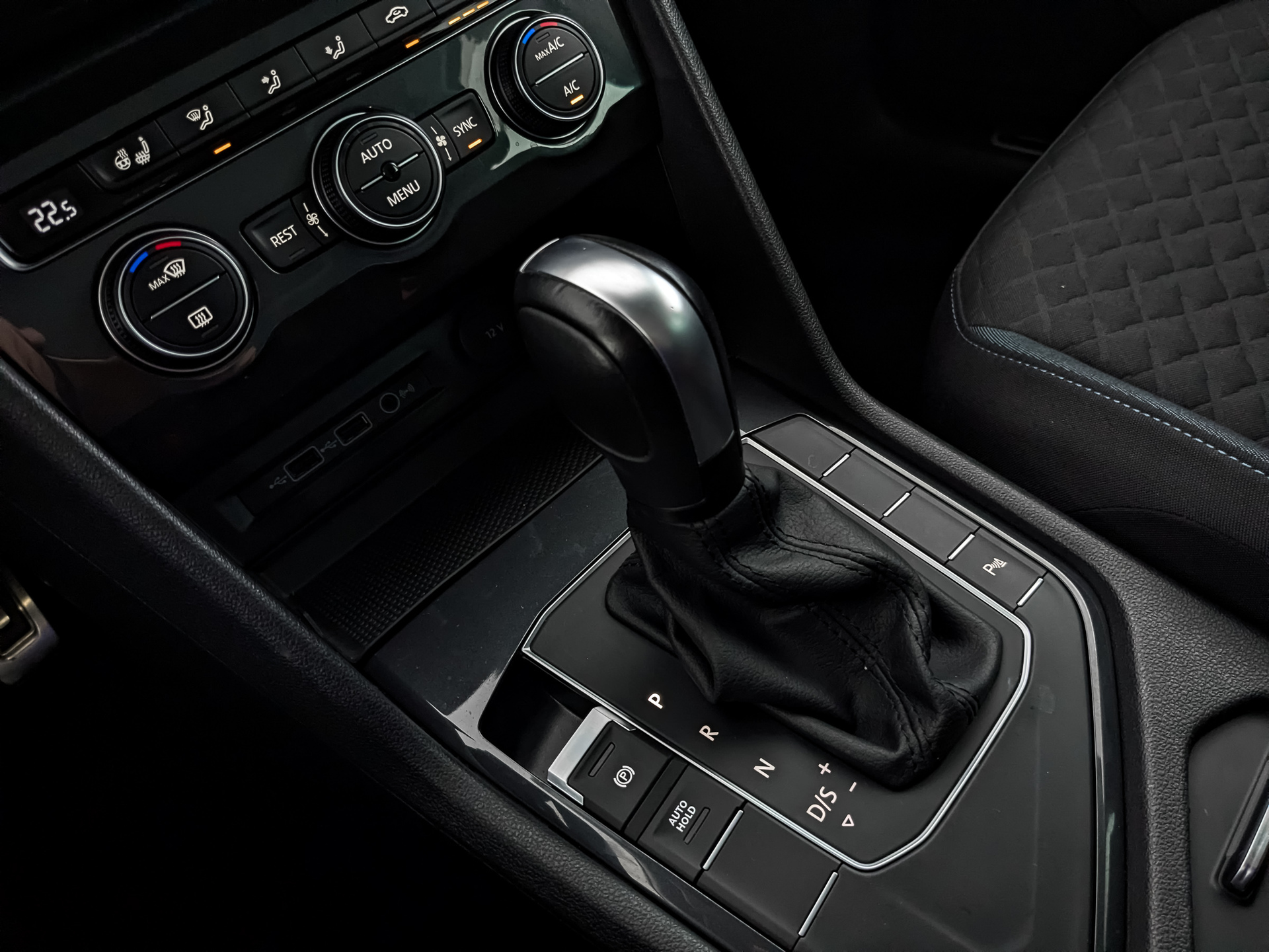 VOLKSWAGEN Tiguan 1.40 (150 л.с), автомат, 2020, пробег 54 391 км