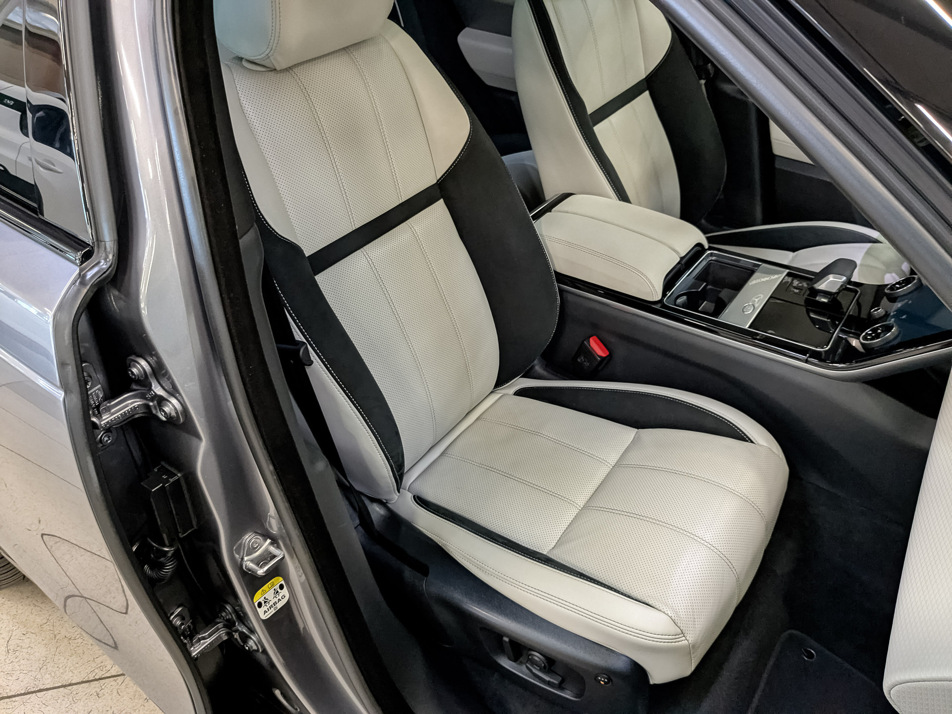 LAND ROVER Range Rover Velar 2.00 (248 л.с), автомат, 2022, пробег 82 300 км