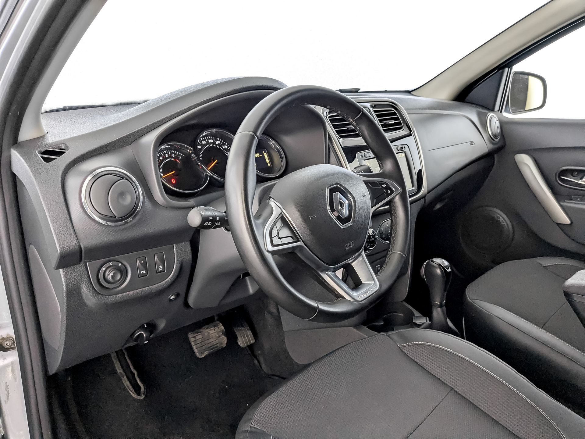 RENAULT Sandero 1.60 (102 л.с), автомат, 2021, пробег 107 636 км