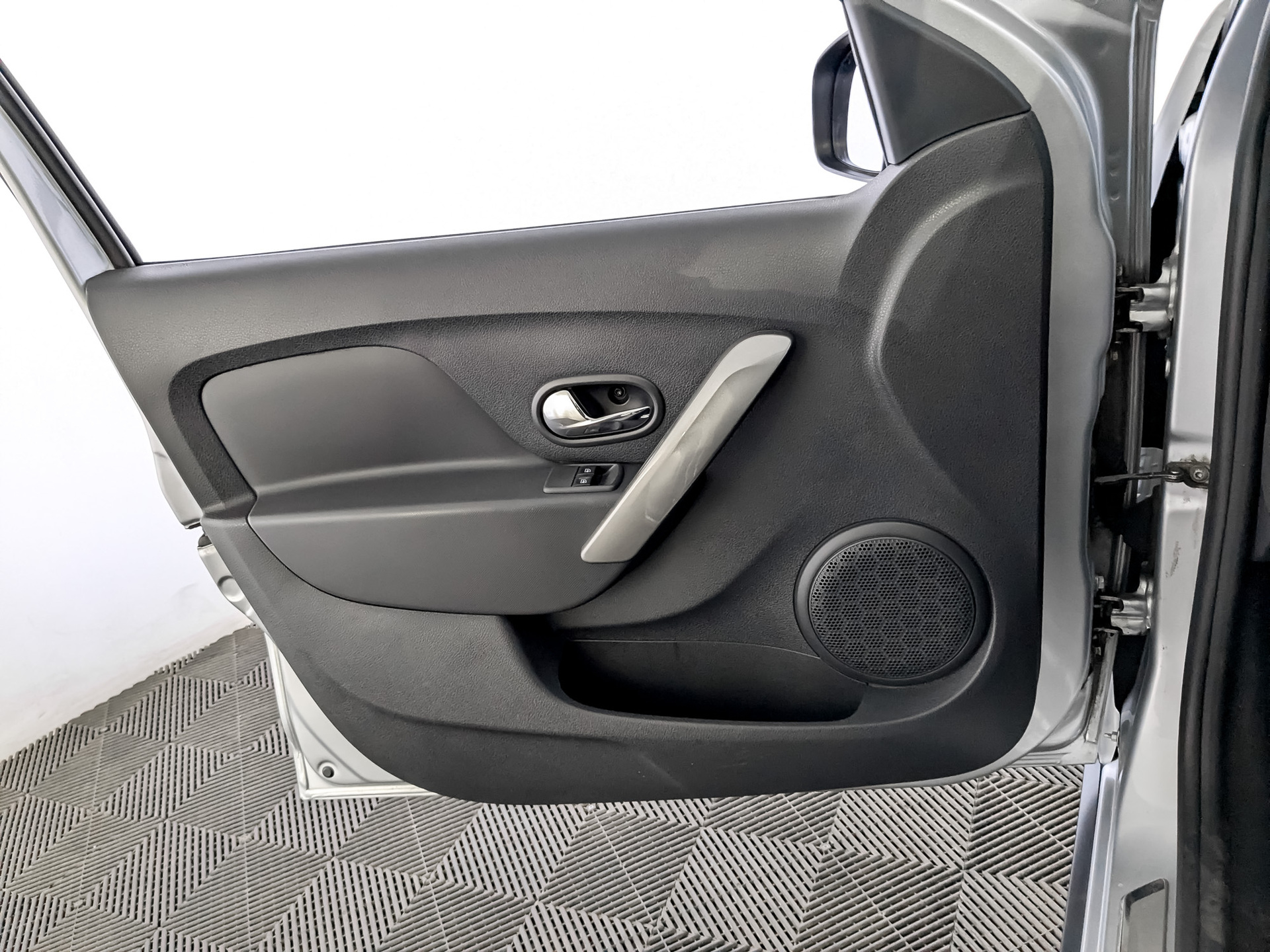 RENAULT Sandero 1.60 (102 л.с), автомат, 2021, пробег 107 636 км
