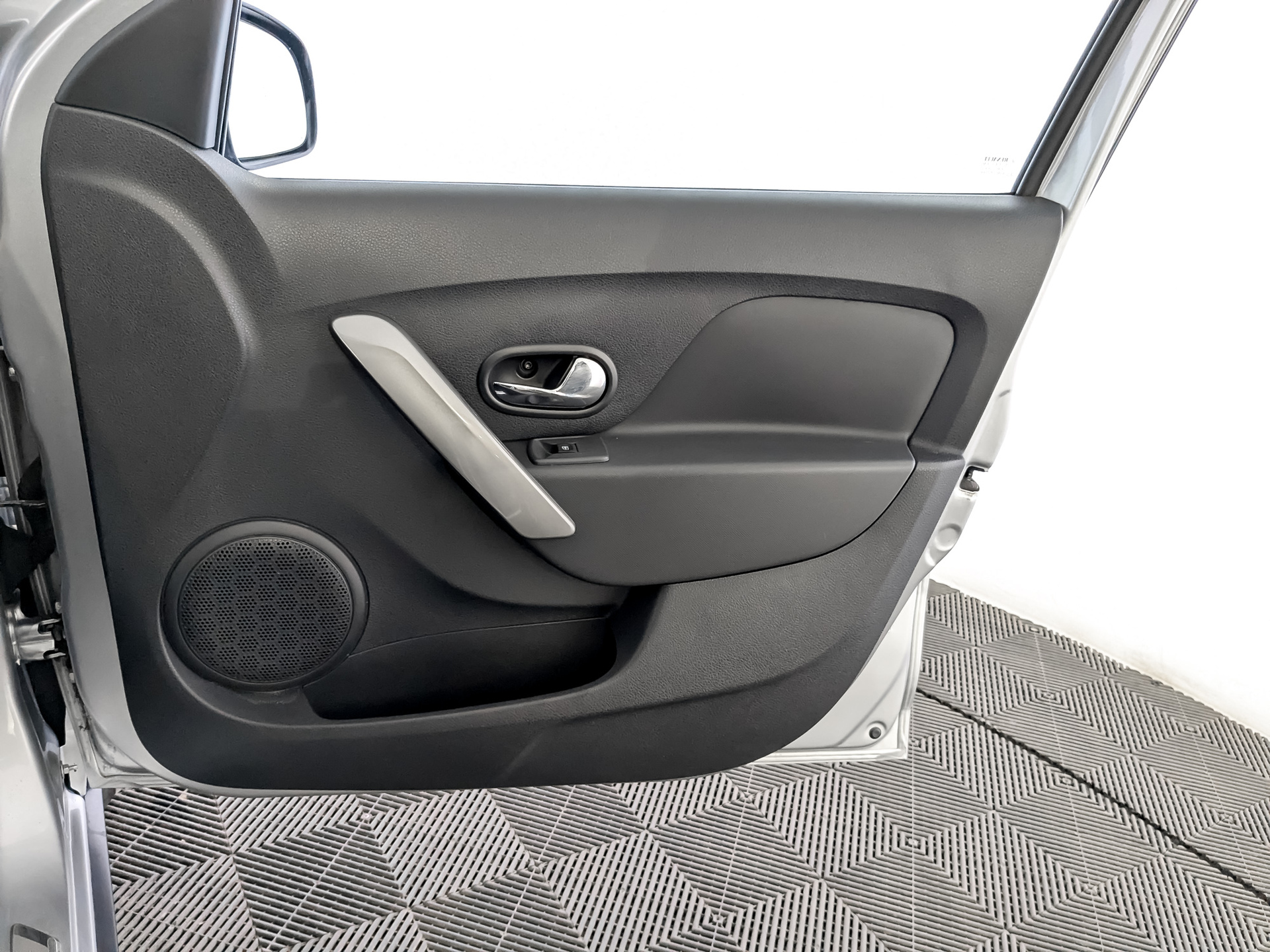 RENAULT Sandero 1.60 (102 л.с), автомат, 2021, пробег 107 636 км