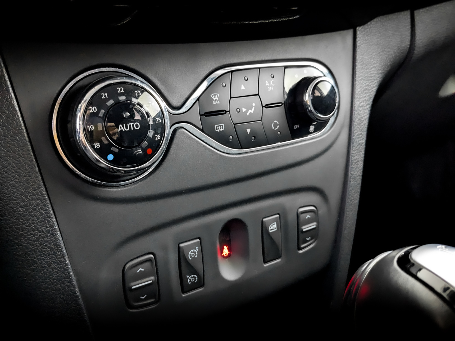 RENAULT Sandero 1.60 (102 л.с), автомат, 2021, пробег 107 636 км