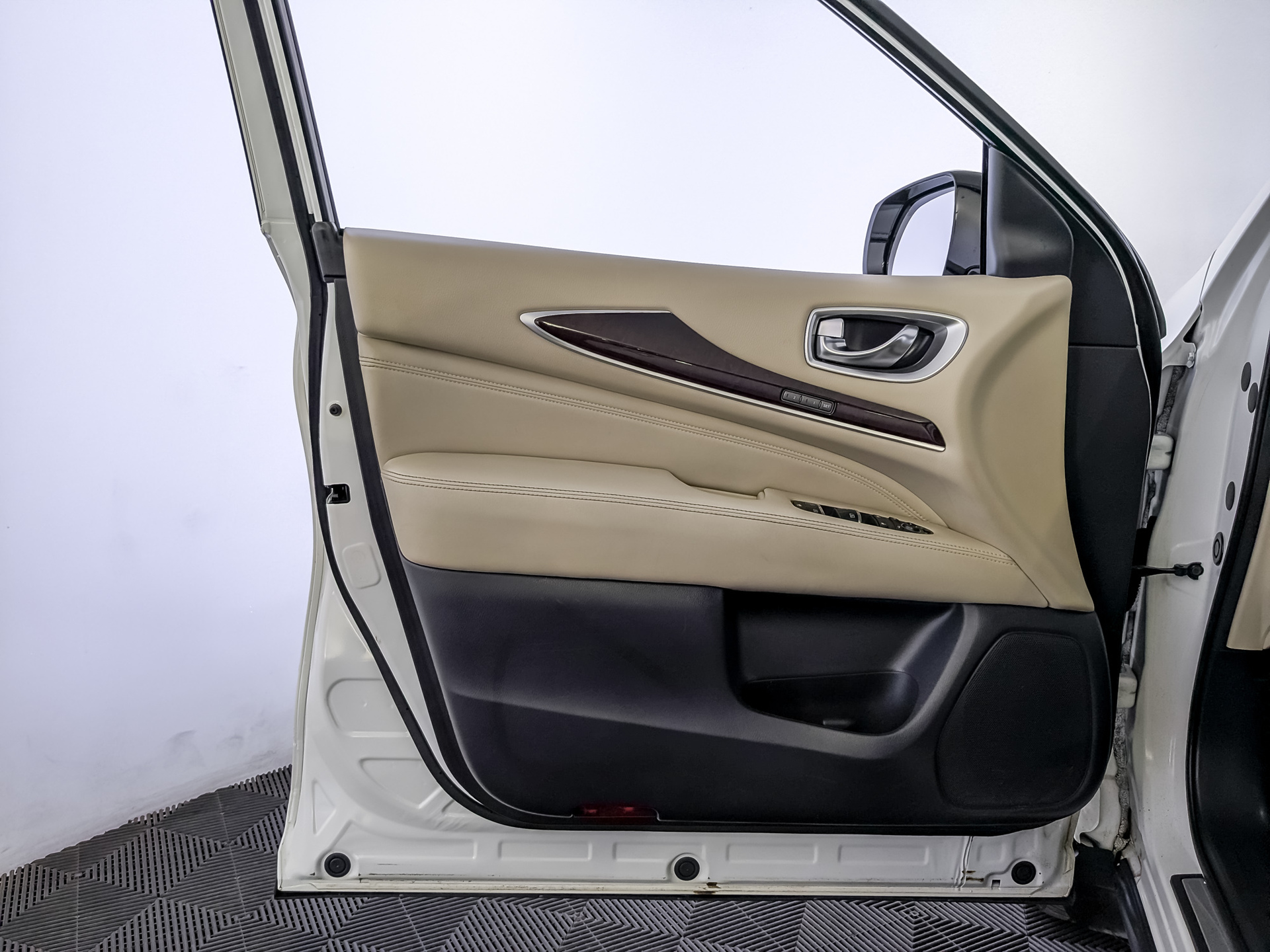 INFINITI QX60 3.50 (262 л.с), автомат, 2016, пробег 141 708 км