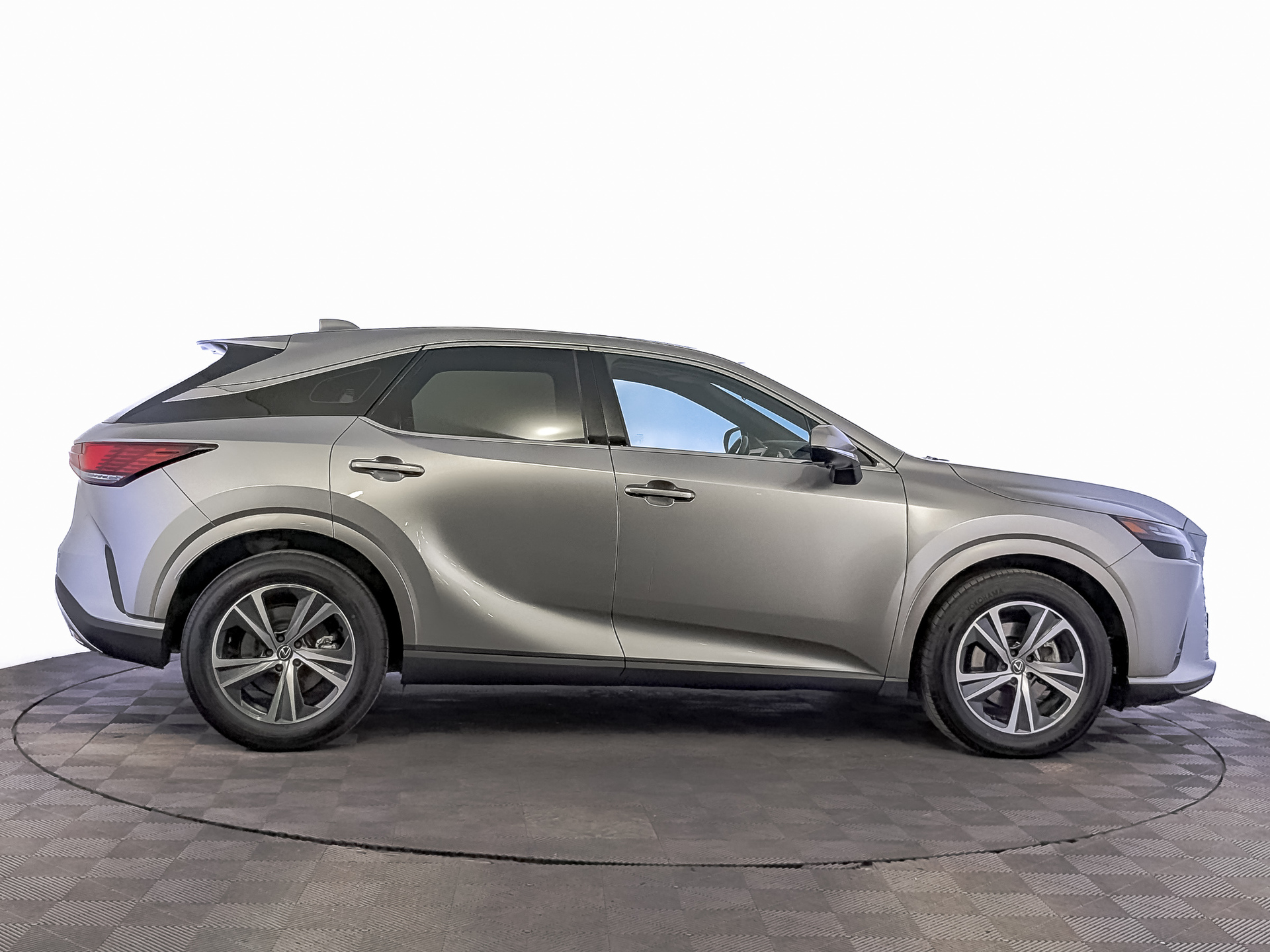 LEXUS RX 2.00 (248 л.с), автомат, 2025, пробег 14 995 км