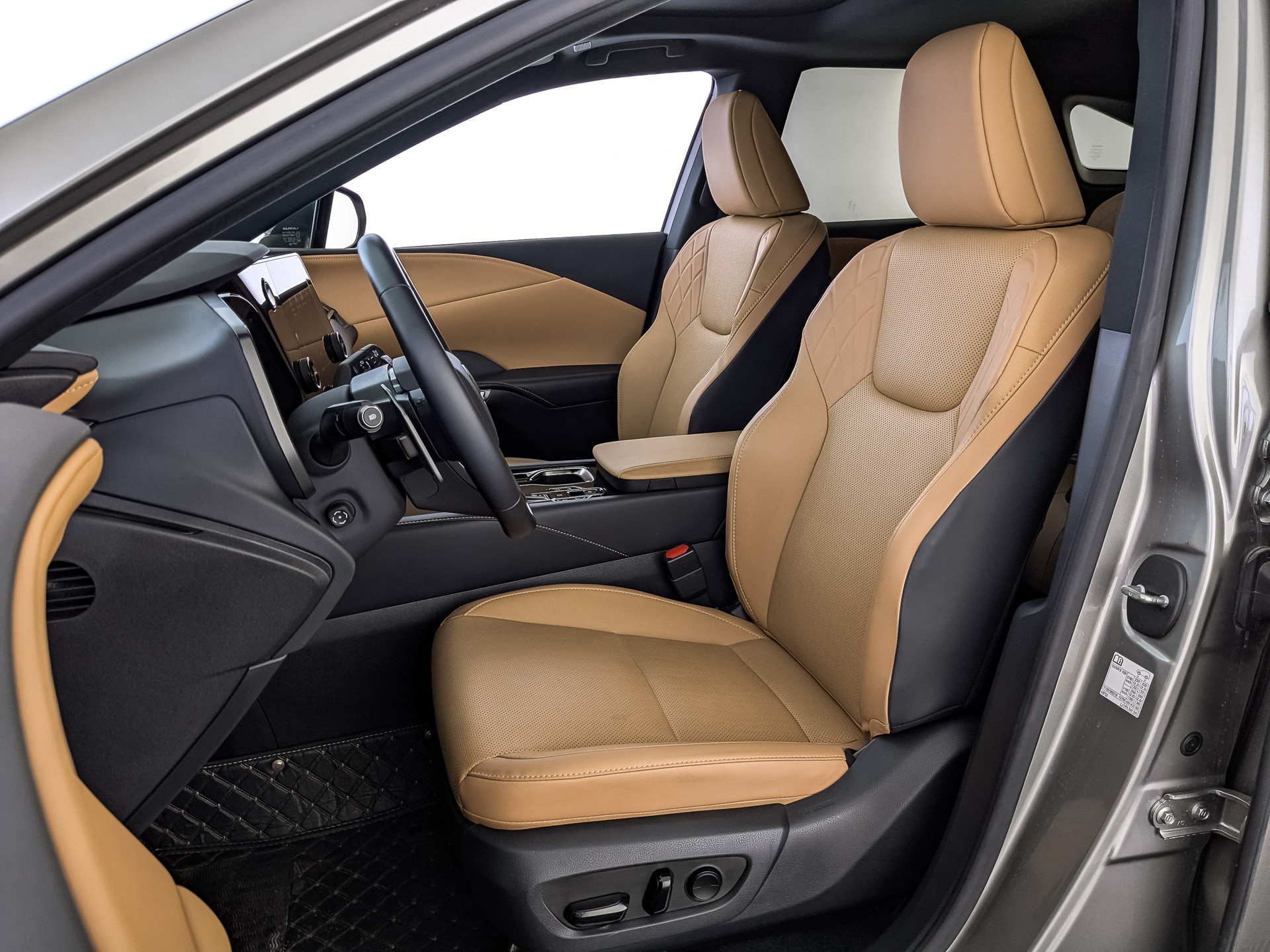 LEXUS RX 2.00 (248 л.с), автомат, 2025, пробег 14 995 км