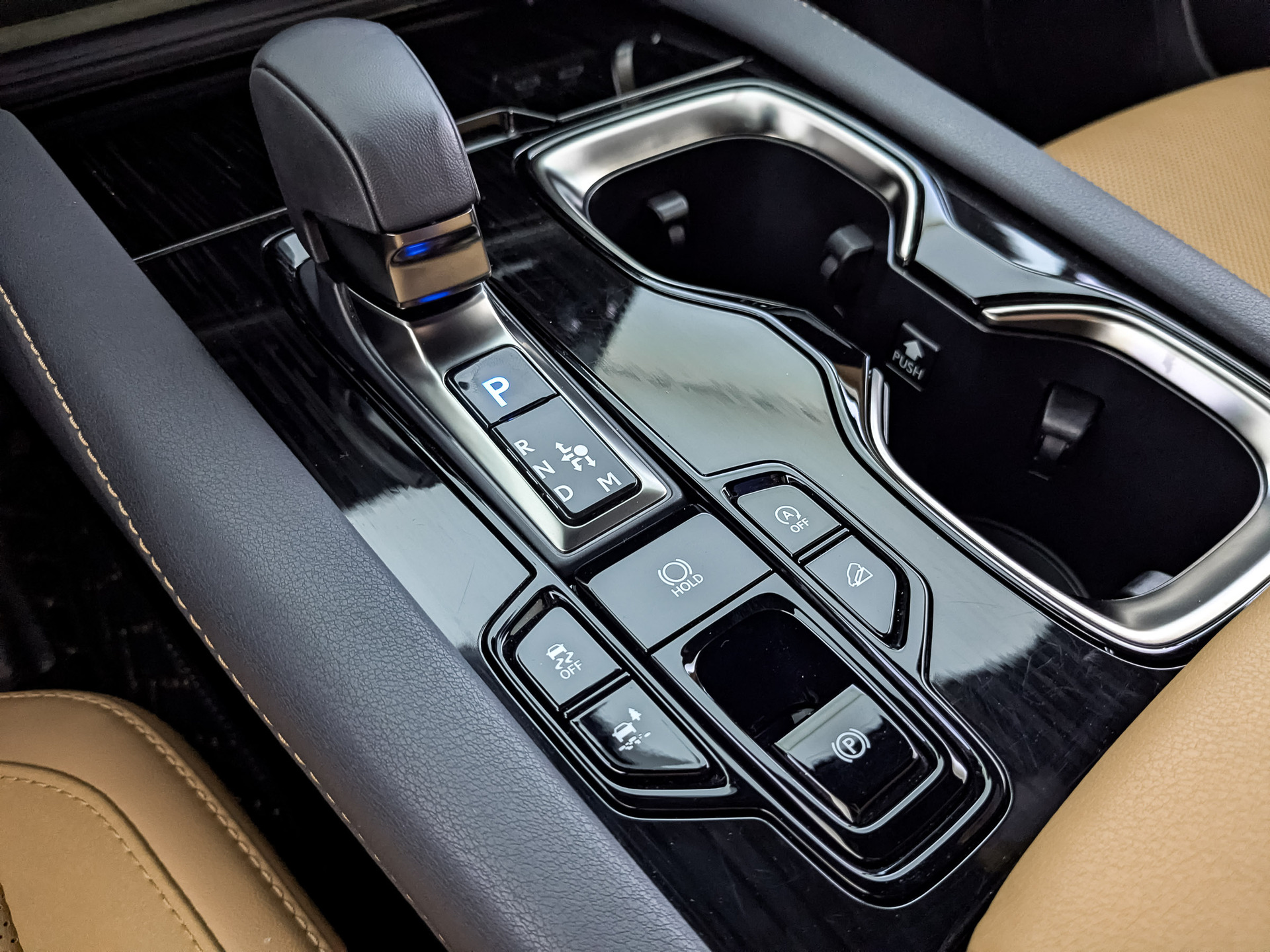 LEXUS RX 2.00 (248 л.с), автомат, 2025, пробег 14 995 км