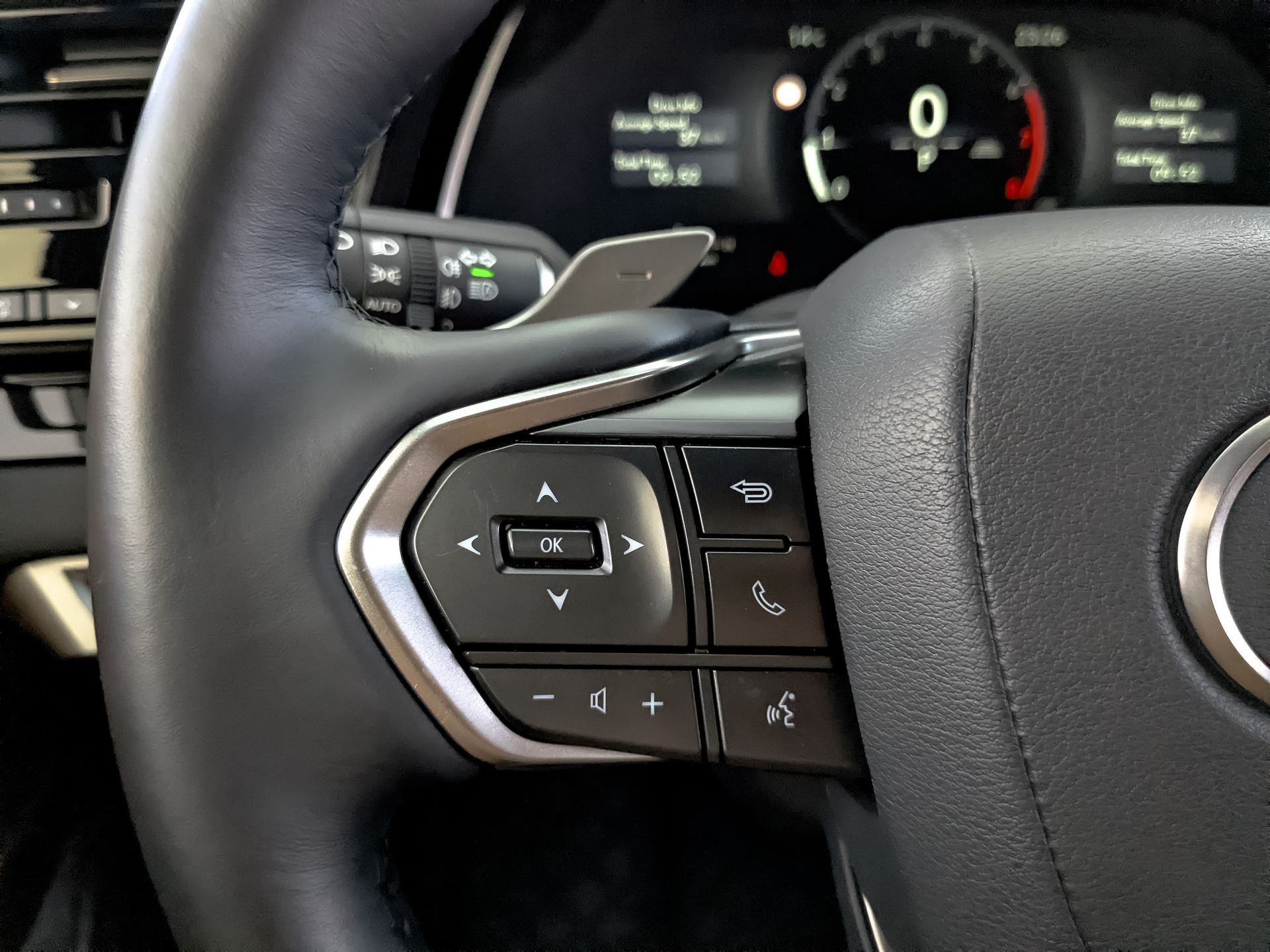 LEXUS RX 2.00 (248 л.с), автомат, 2025, пробег 14 995 км