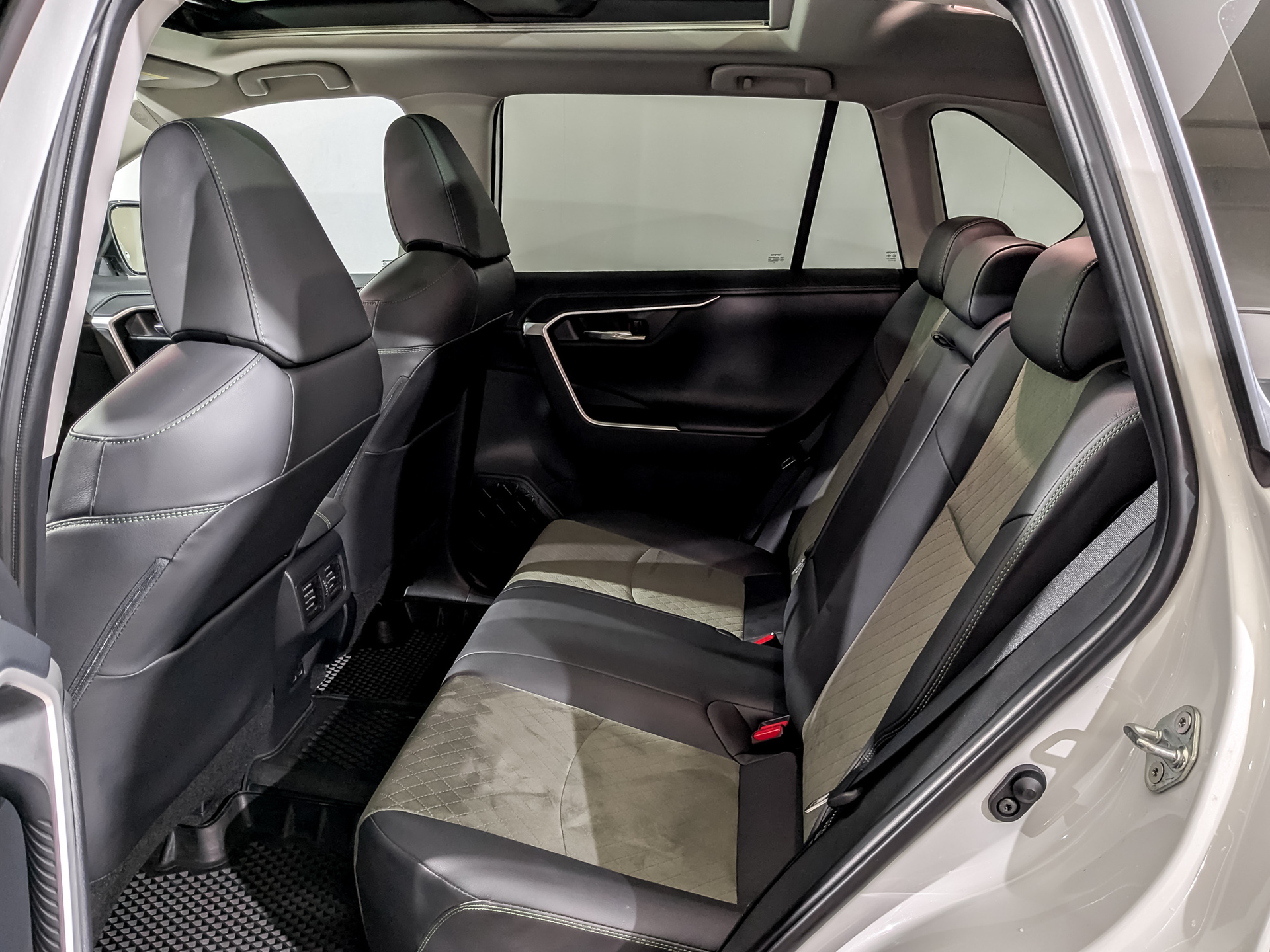 TOYOTA Rav-4 2.00 (171 л.с), автомат, 2025, пробег 3 933 км