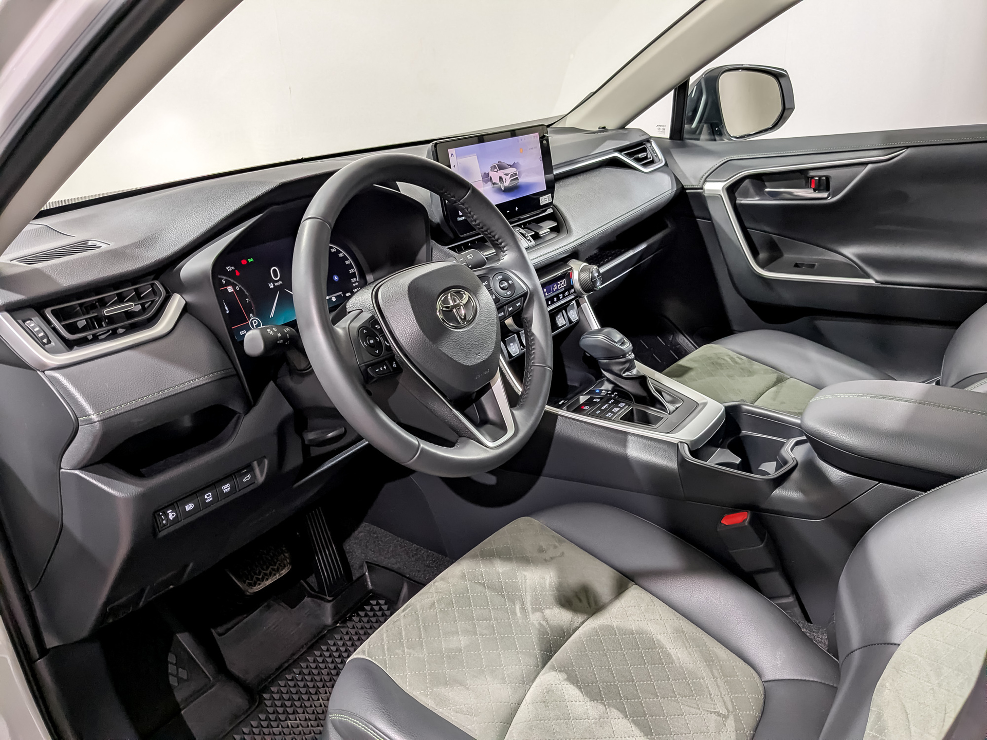 TOYOTA Rav-4 2.00 (171 л.с), автомат, 2025, пробег 3 933 км