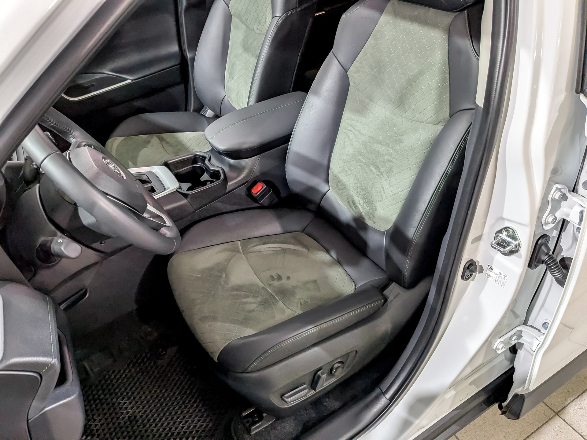TOYOTA Rav-4 2.00 (171 л.с), автомат, 2025, пробег 3 933 км