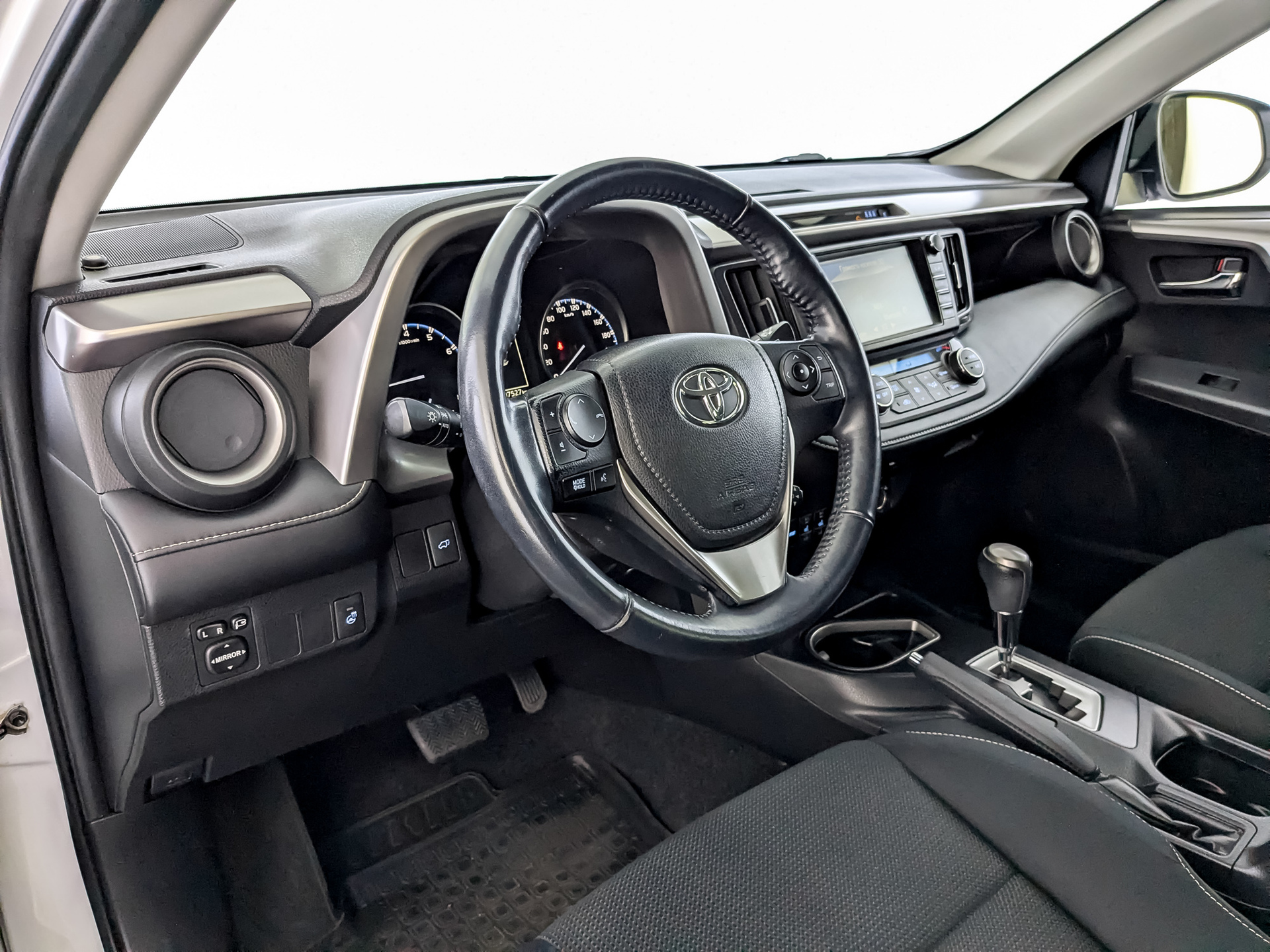 TOYOTA Rav-4 2.00 (146 л.с), автомат, 2018, пробег 97 521 км