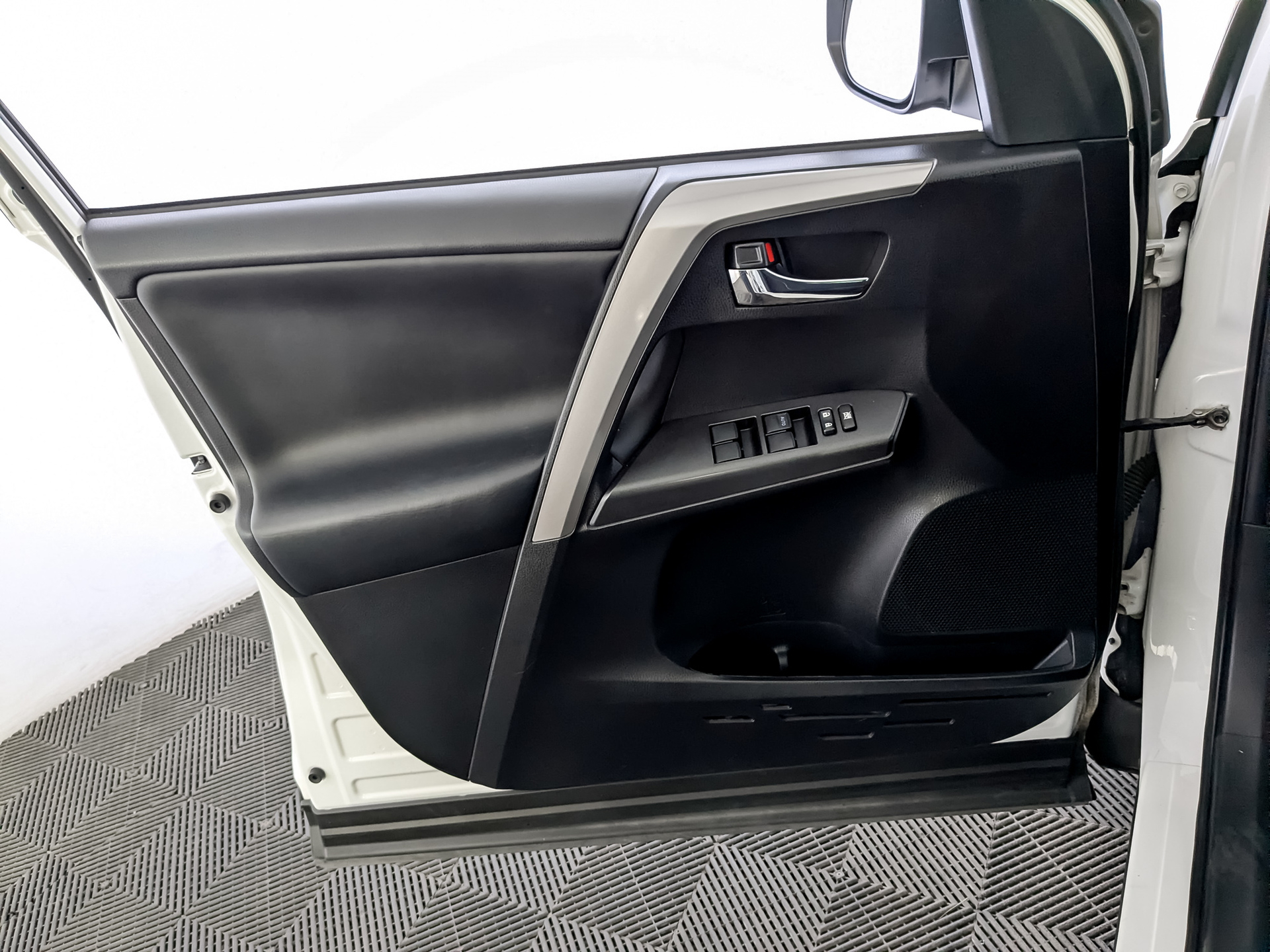 TOYOTA Rav-4 2.00 (146 л.с), автомат, 2018, пробег 97 521 км